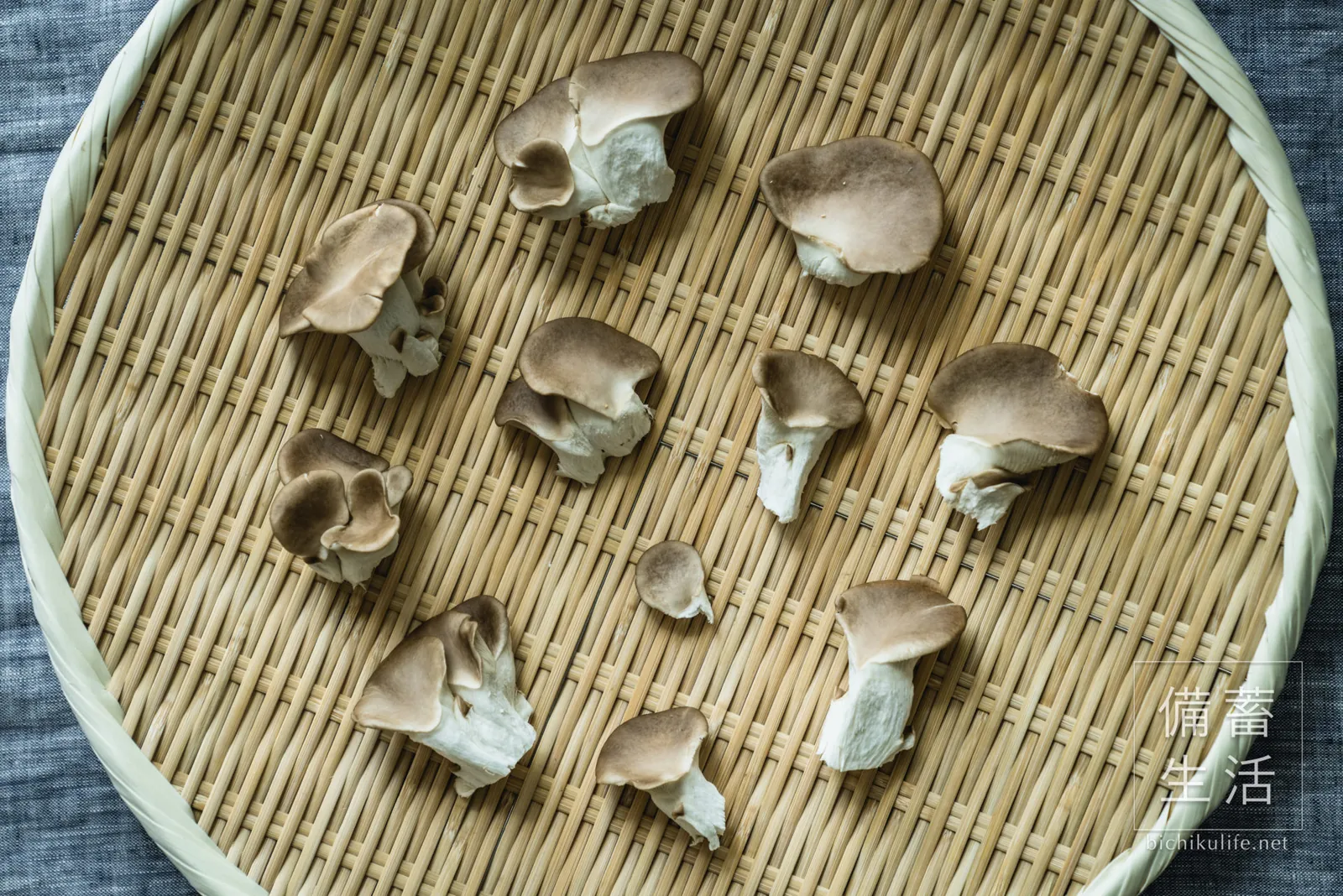 手で裂いてざるに並べた、干す前のあわび茸