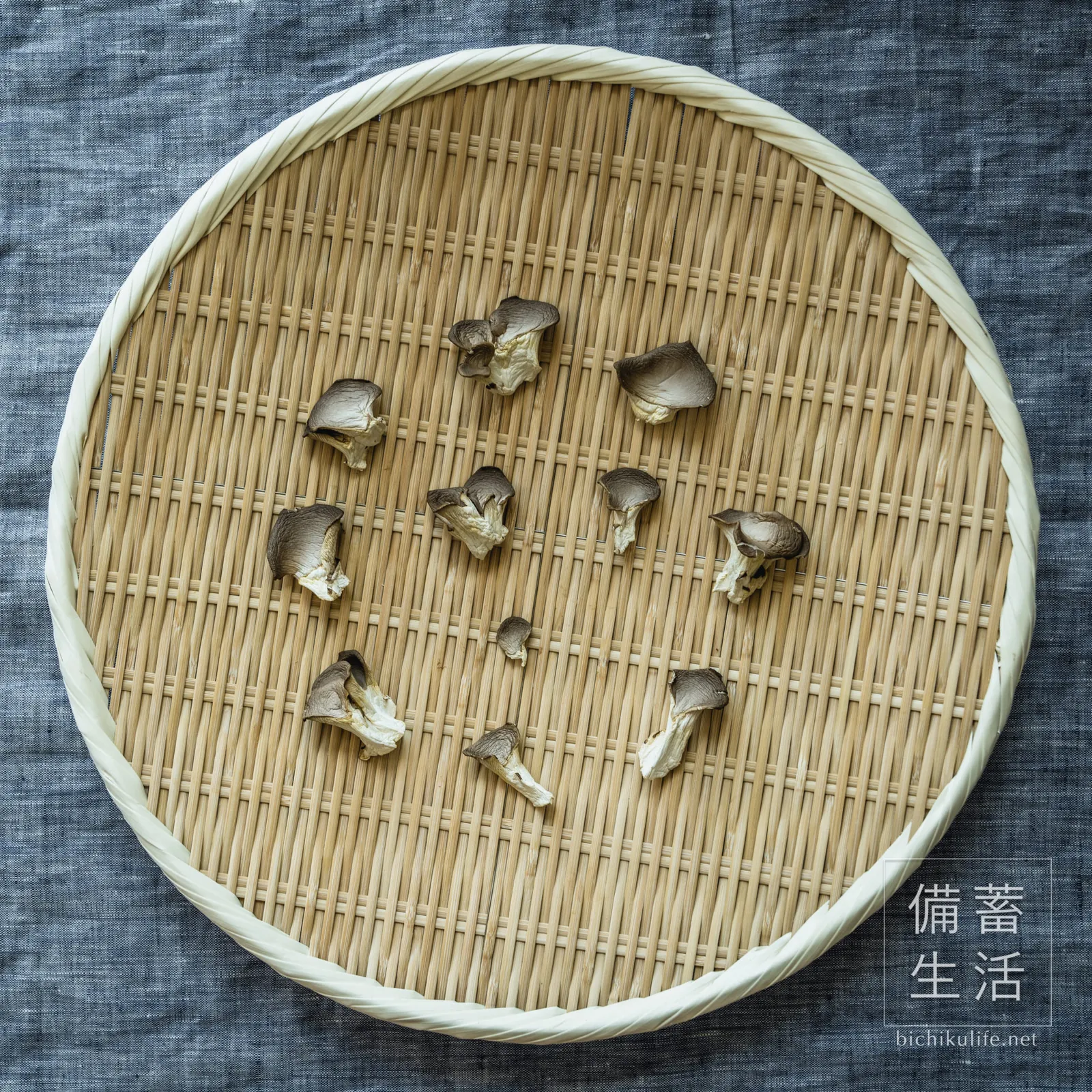 手で裂いて干し上がった干しあわび茸