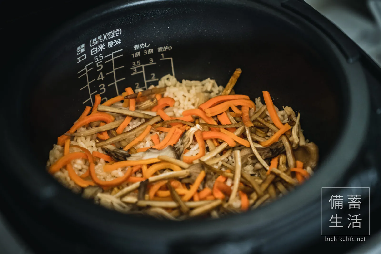 炊飯器で炊き上がった、干しごぼうと干し人参の炊き込みご飯
