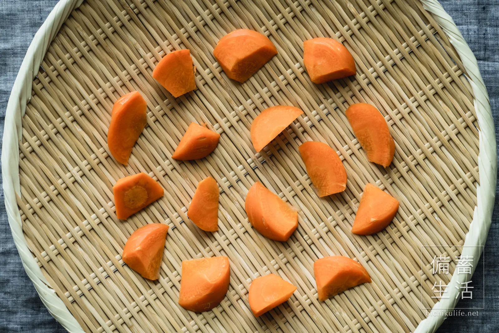 乱切りにしてざるに並べた、干す前の人参