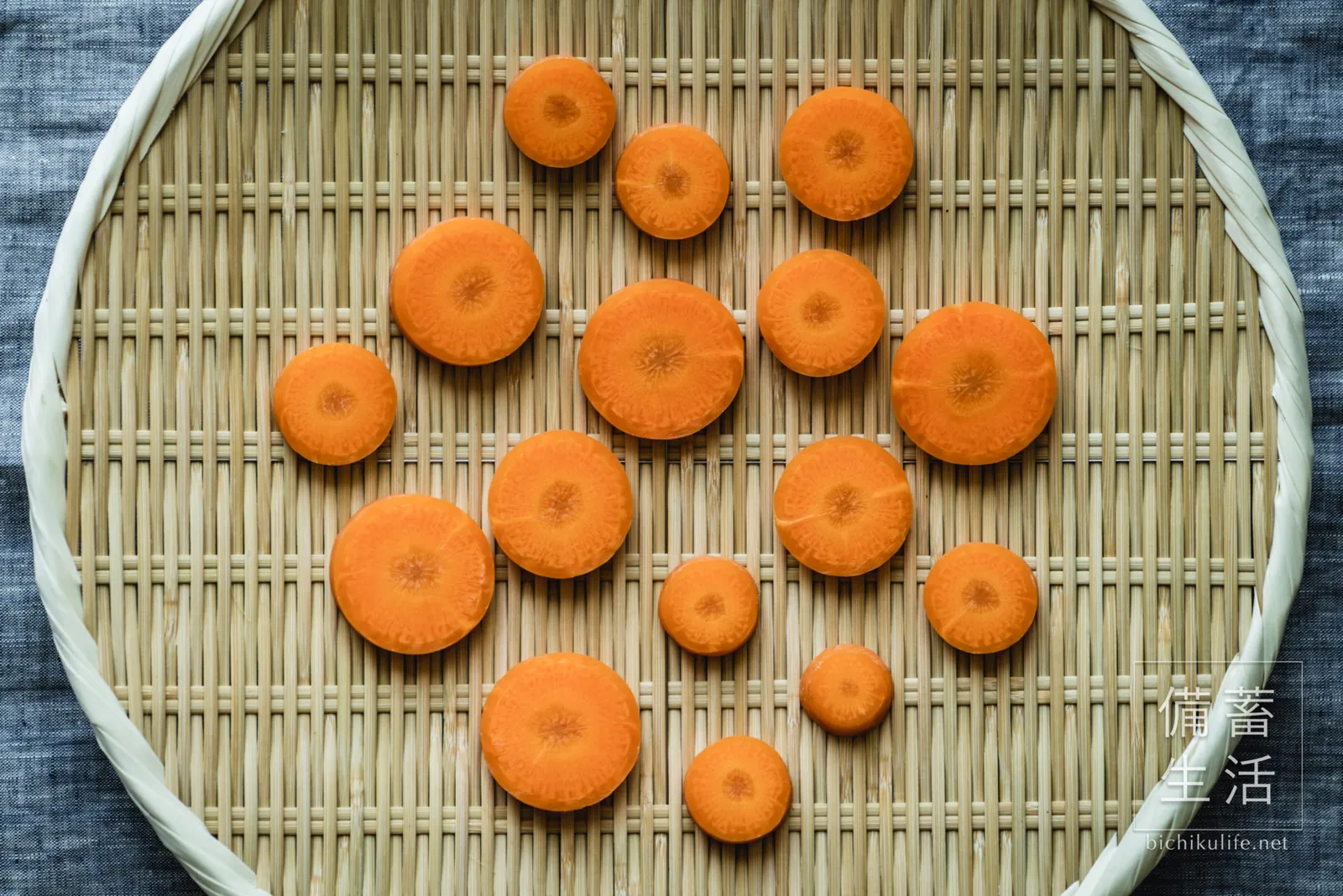 1cmの輪切りにしてざるに並べた、干す前の人参
