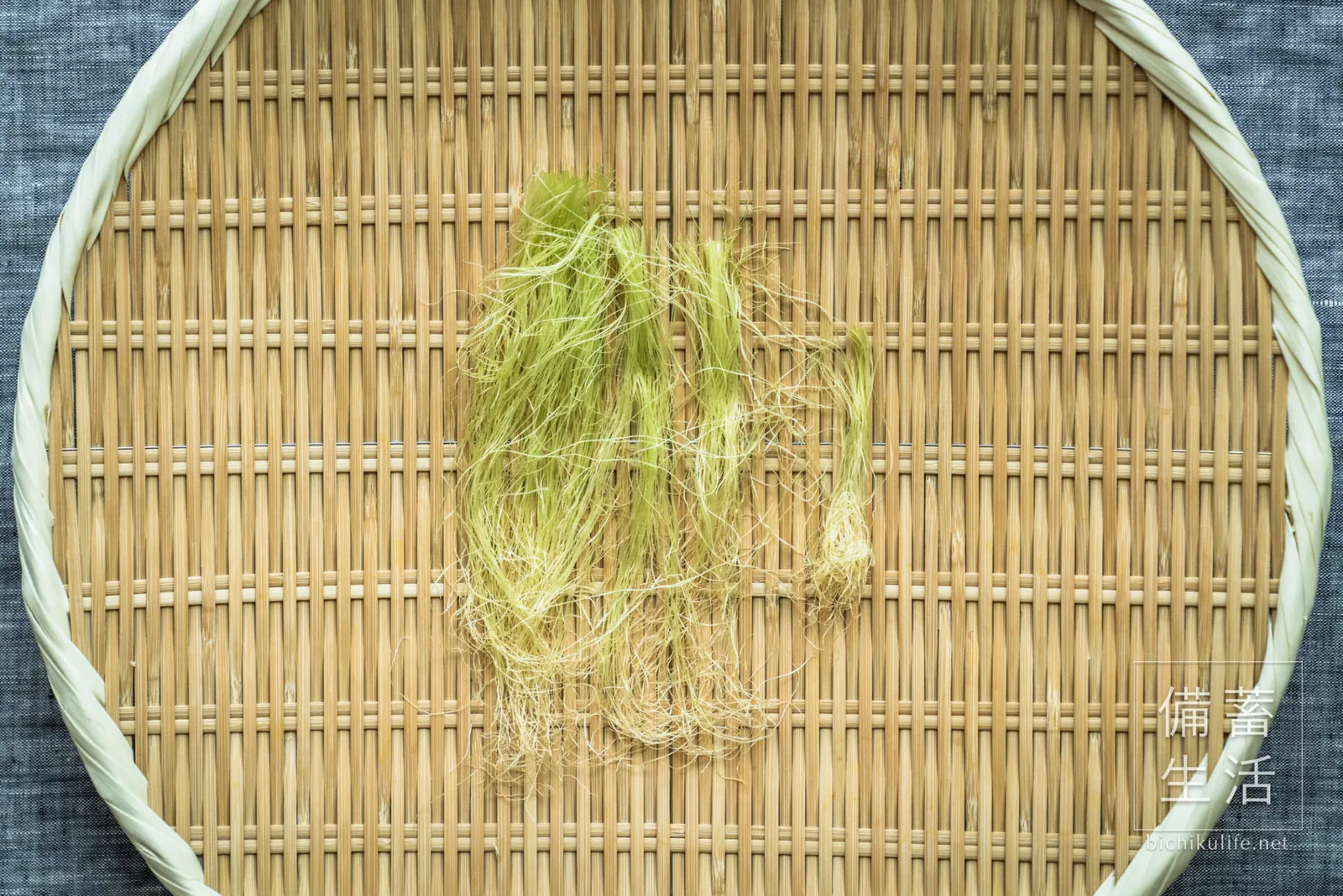 ざるに広げた、干す前のとうもろこしのひげ