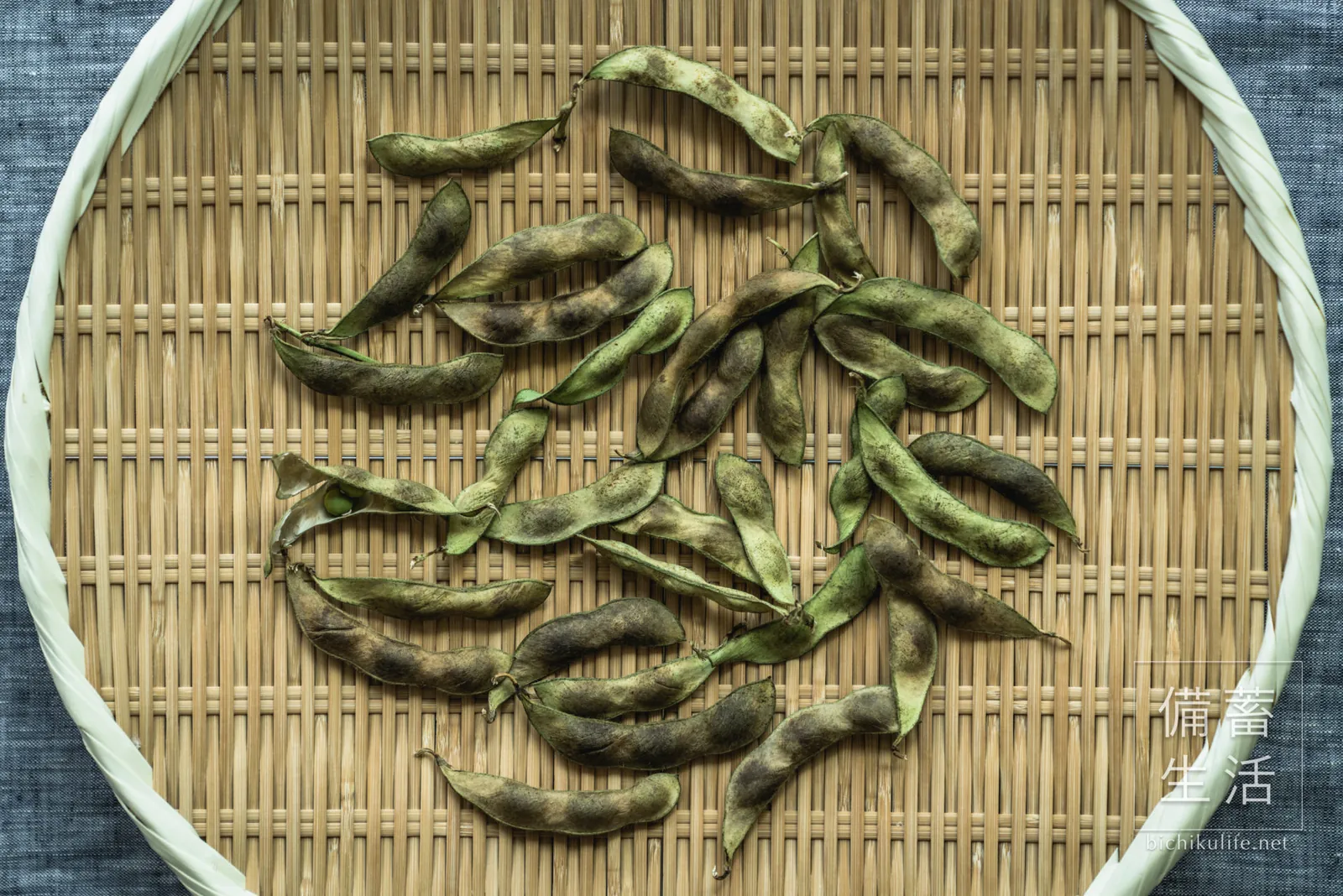 枝豆を干して5日経過し、さやがカラカラに乾いたところ