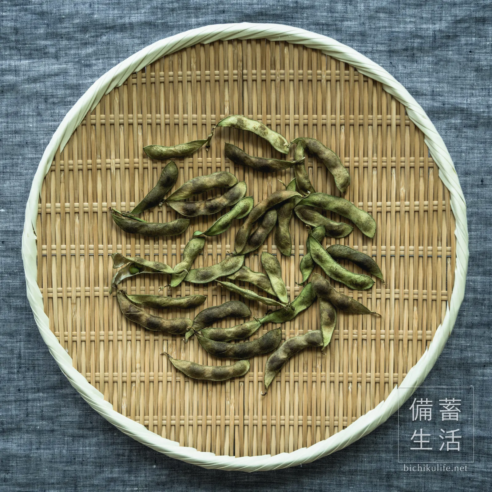 さやごと干し上がった干し枝豆