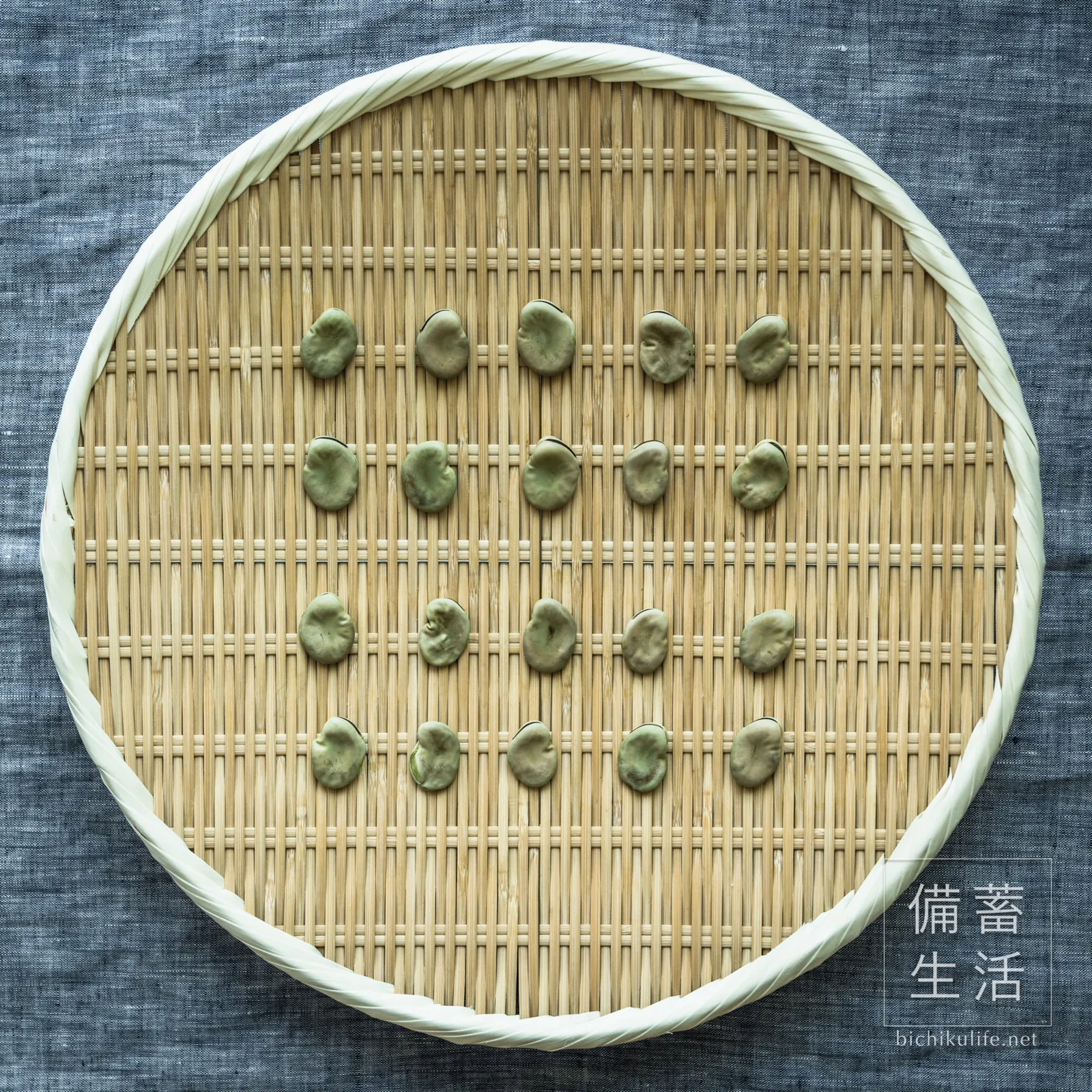 薄皮ごと干し上がった干しそら豆