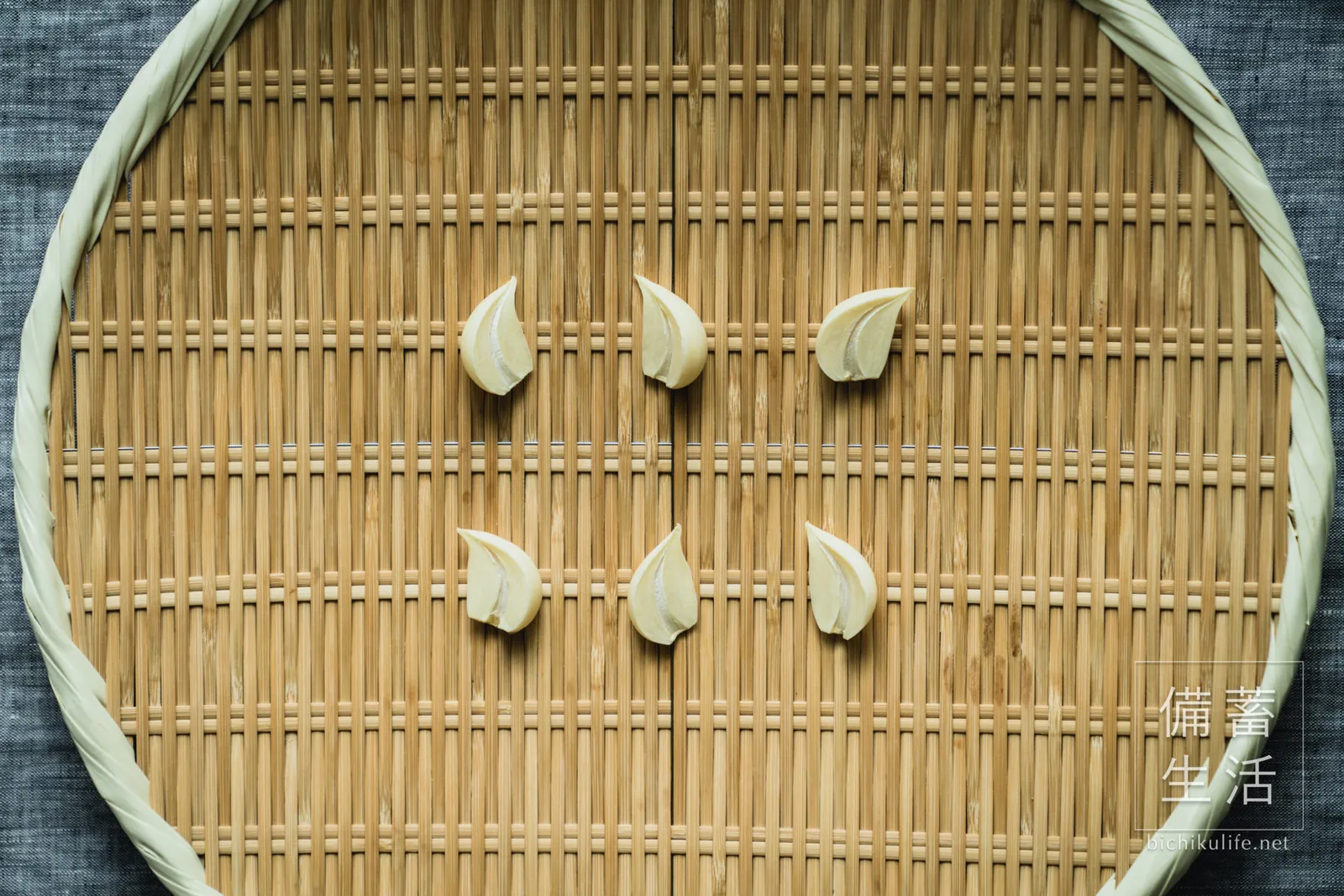 縦半分のにんにくを干して2日経過