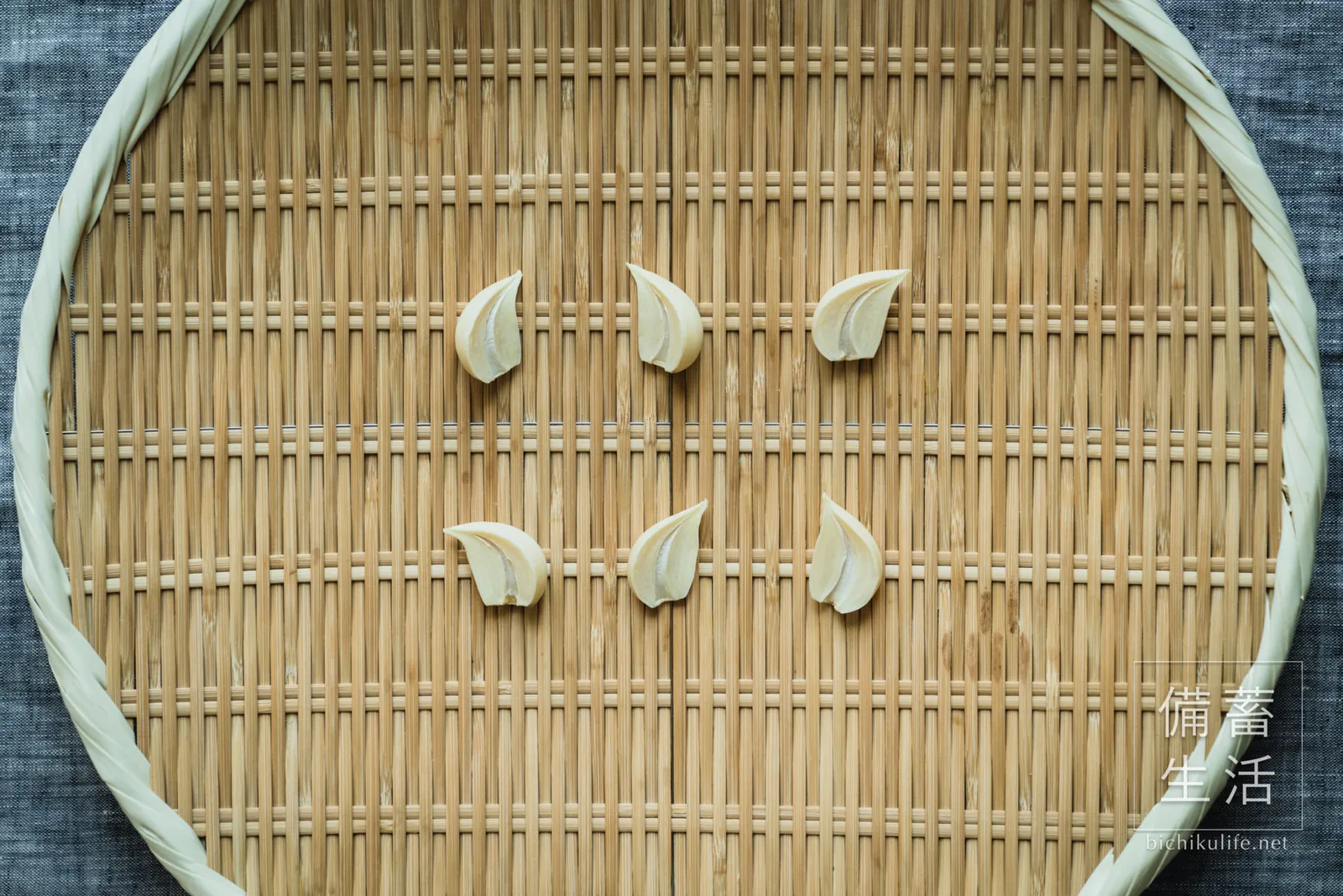 縦半分のにんにくを干して4日経過