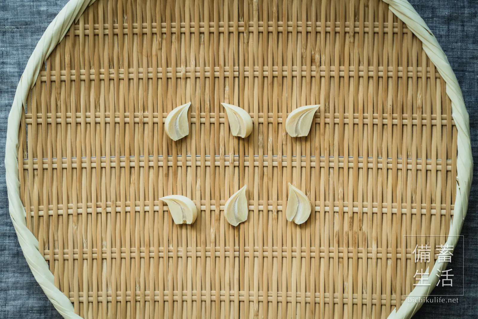 縦半分のにんにくを干して5日経過