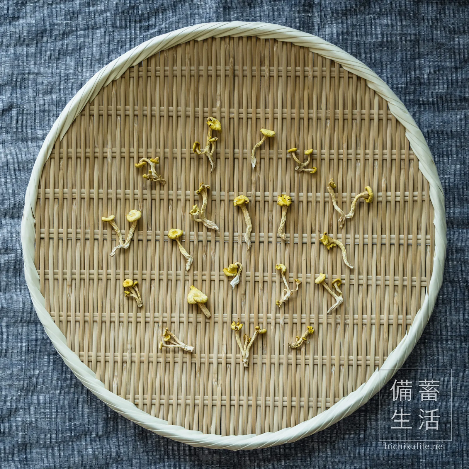 手で裂いて干し上がった干したもぎ茸