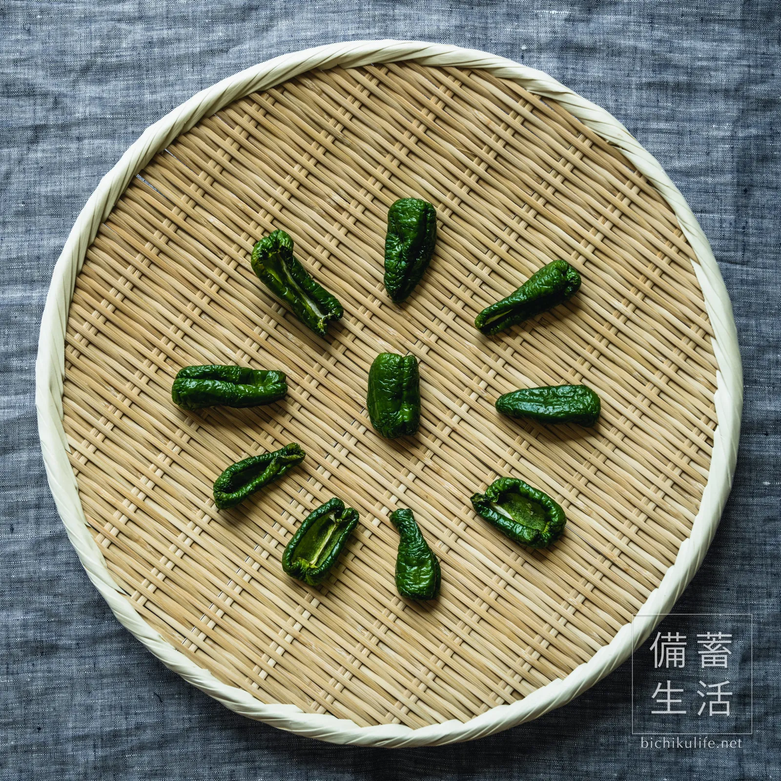 縦半分に切って干し上がった干しピーマン
