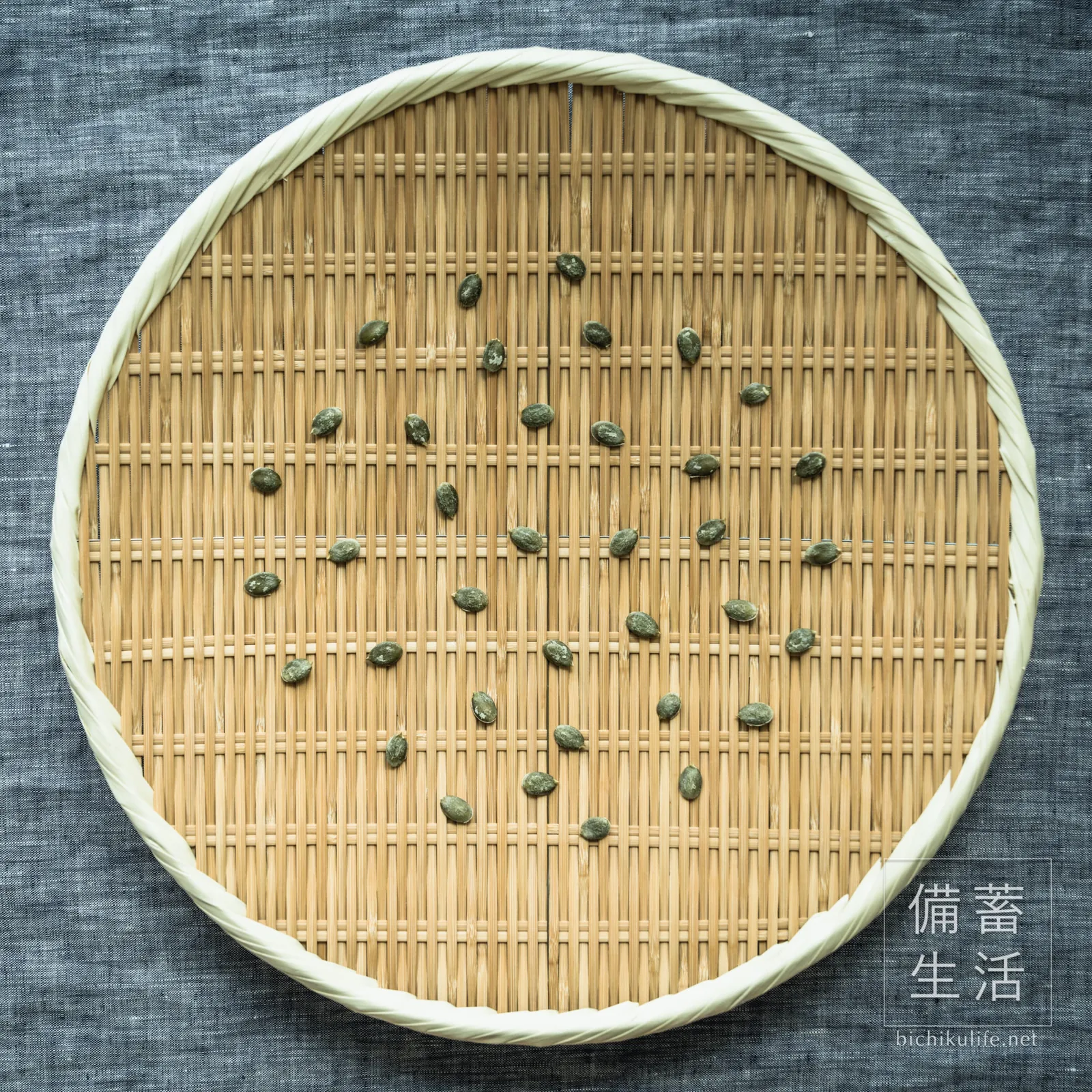 殻をむいた緑色のかぼちゃの種