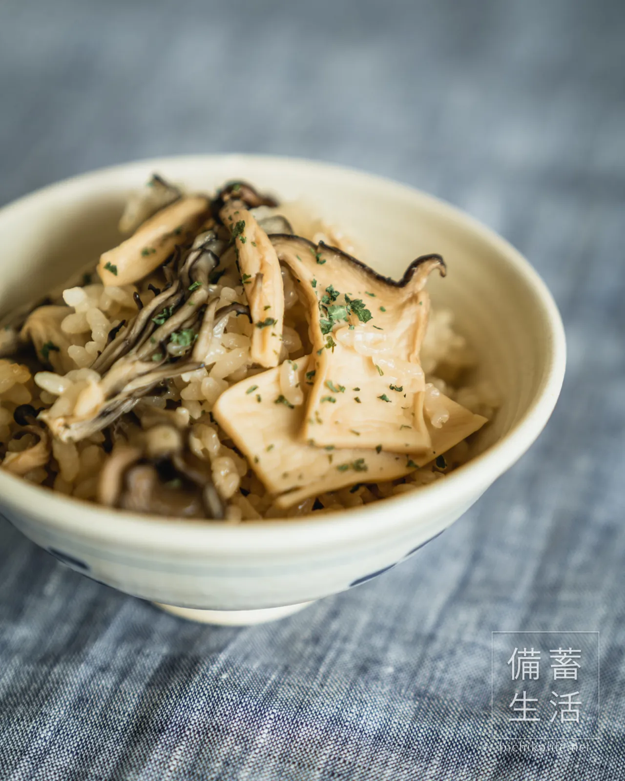 茶碗に盛った干しエリンギの炊き込みご飯