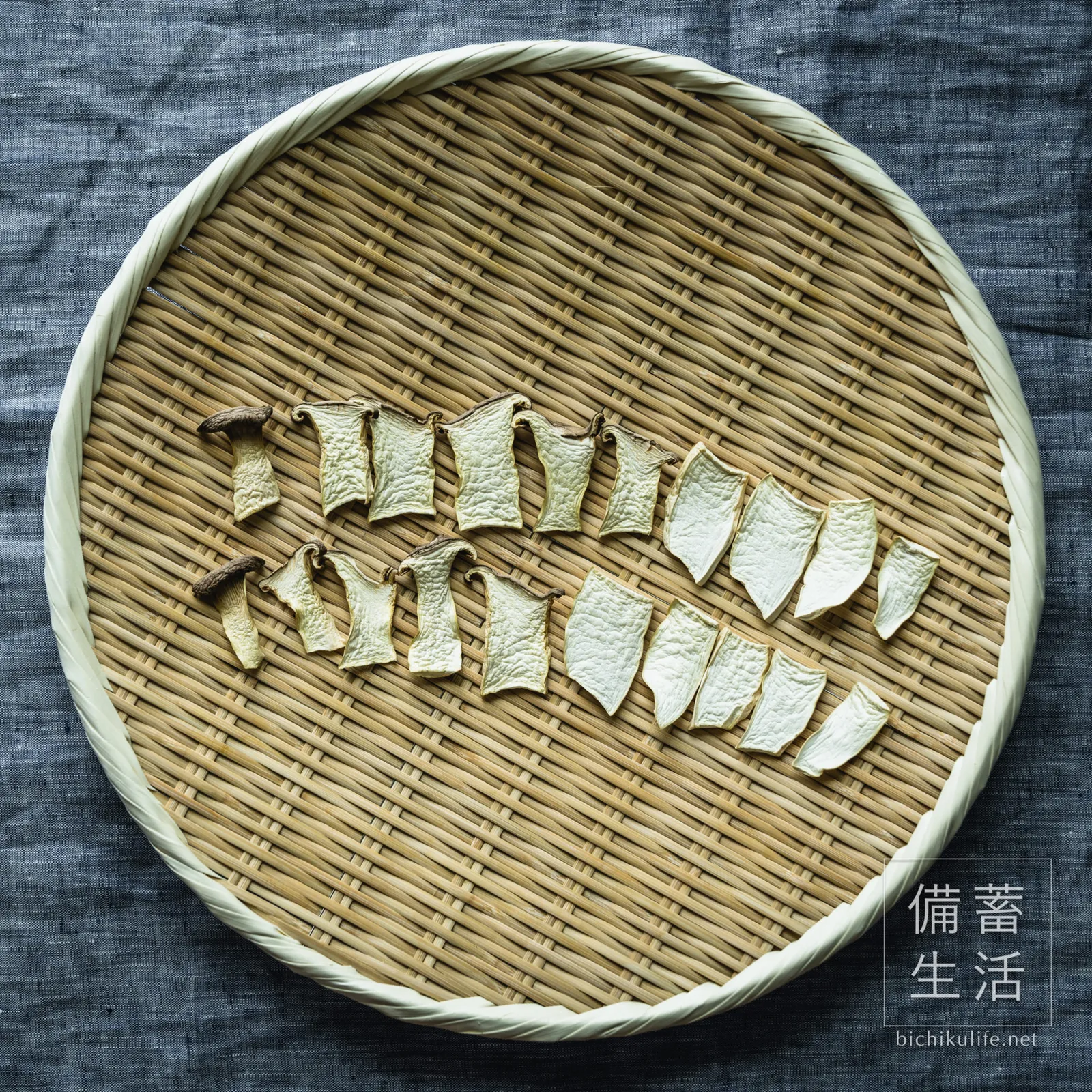 縦切りのエリンギを半日から1日干したセミドライ