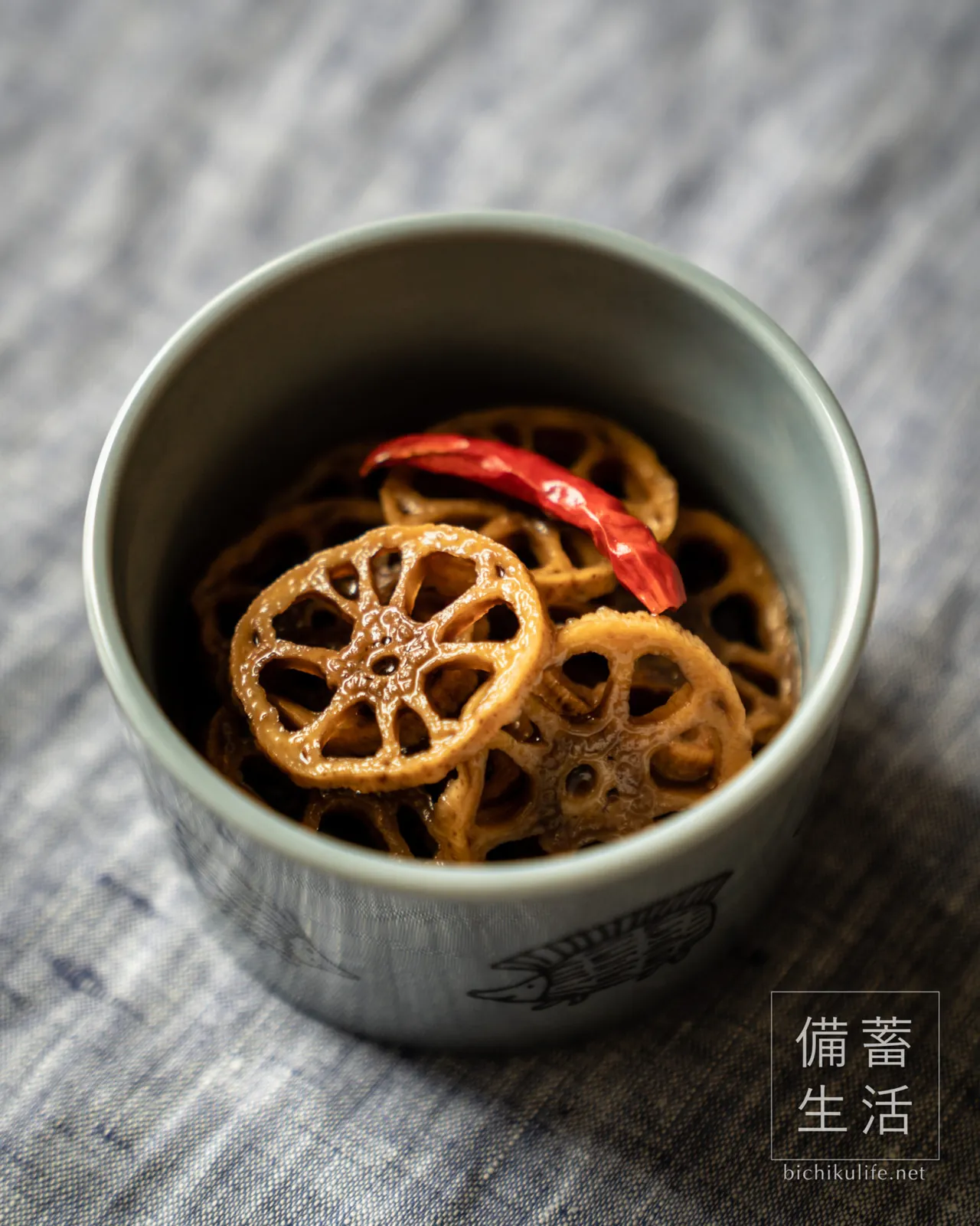 赤唐辛子と一緒に器に盛った、干しれんこんのピクルス