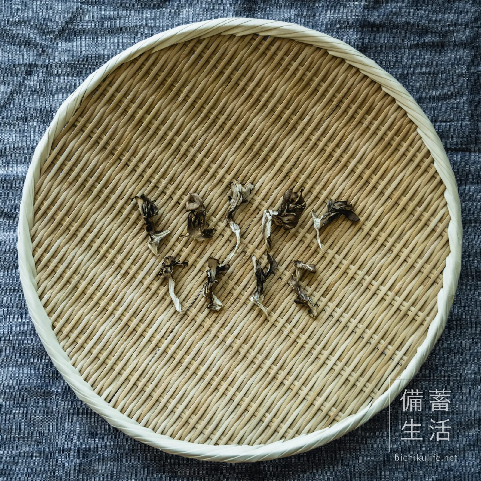 手で裂いて干し上がった干し舞茸