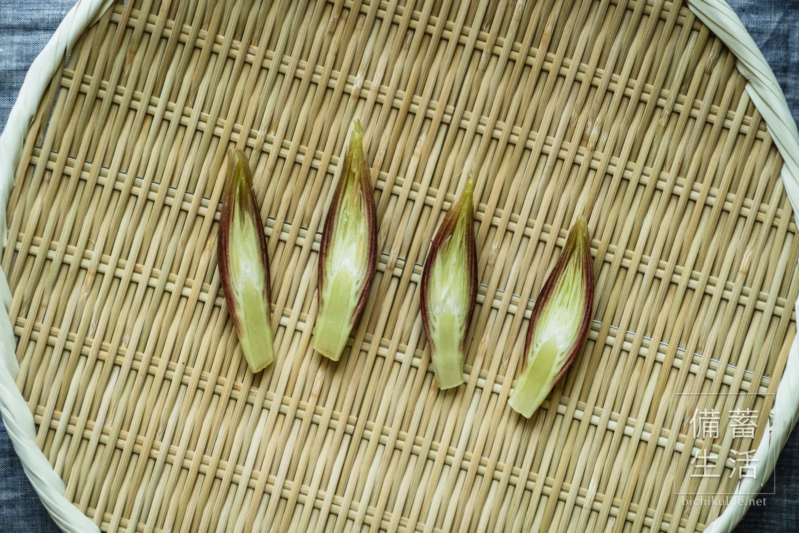 ざるに並べた、干す前のみょうが