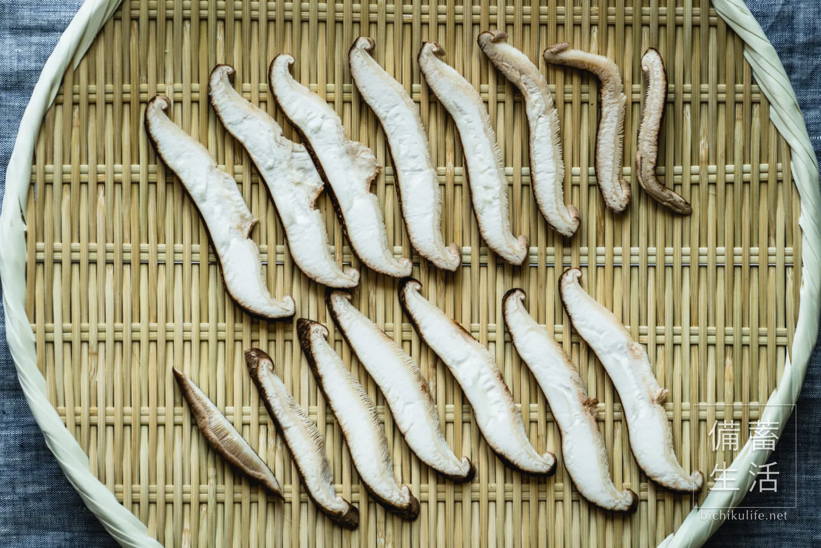 薄切りにしてざるに並べた、干す前のジャンボ椎茸