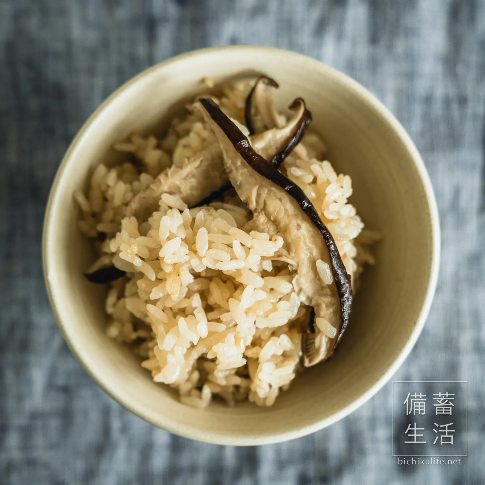 薄切りの干し椎茸を炊き込んだご飯