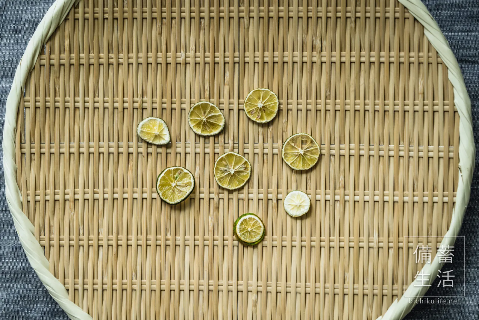 輪切りのすだちを干して1日経過