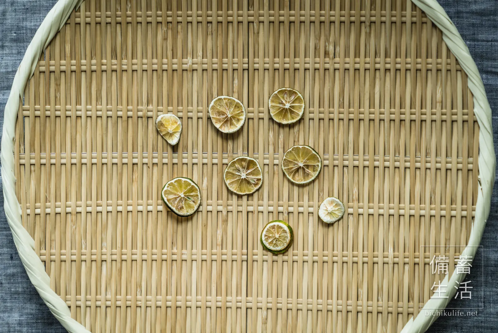 輪切りのすだちを干して3日経過