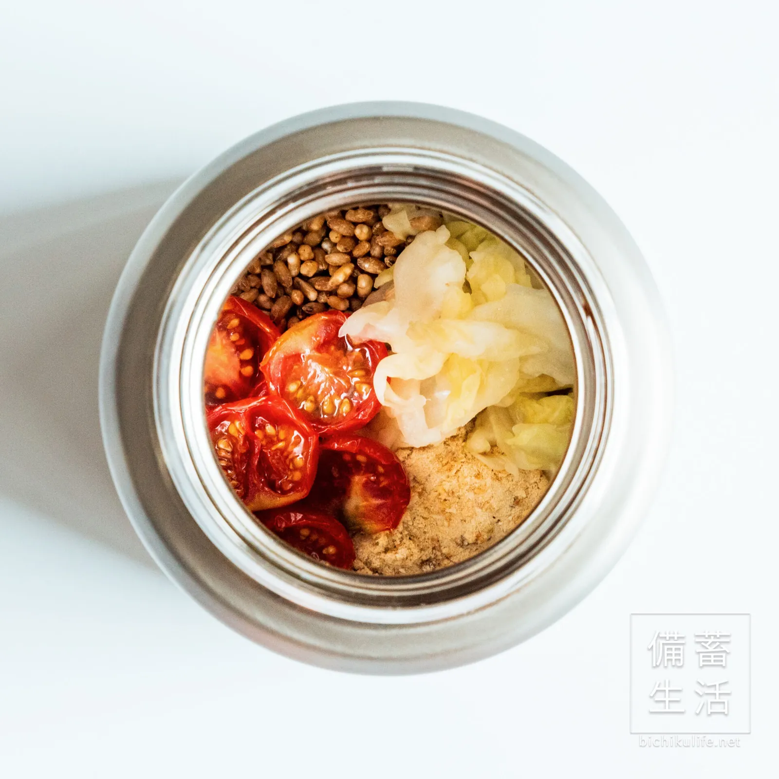 スープジャーに入れた炒り玄米、ドライトマト、塩もみキャベツ、野菜だし（お湯を注ぐ前）