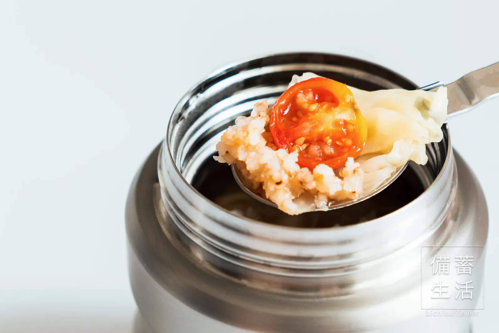 スプーンですくった、ドライトマトとキャベツの炒り玄米スープごはん