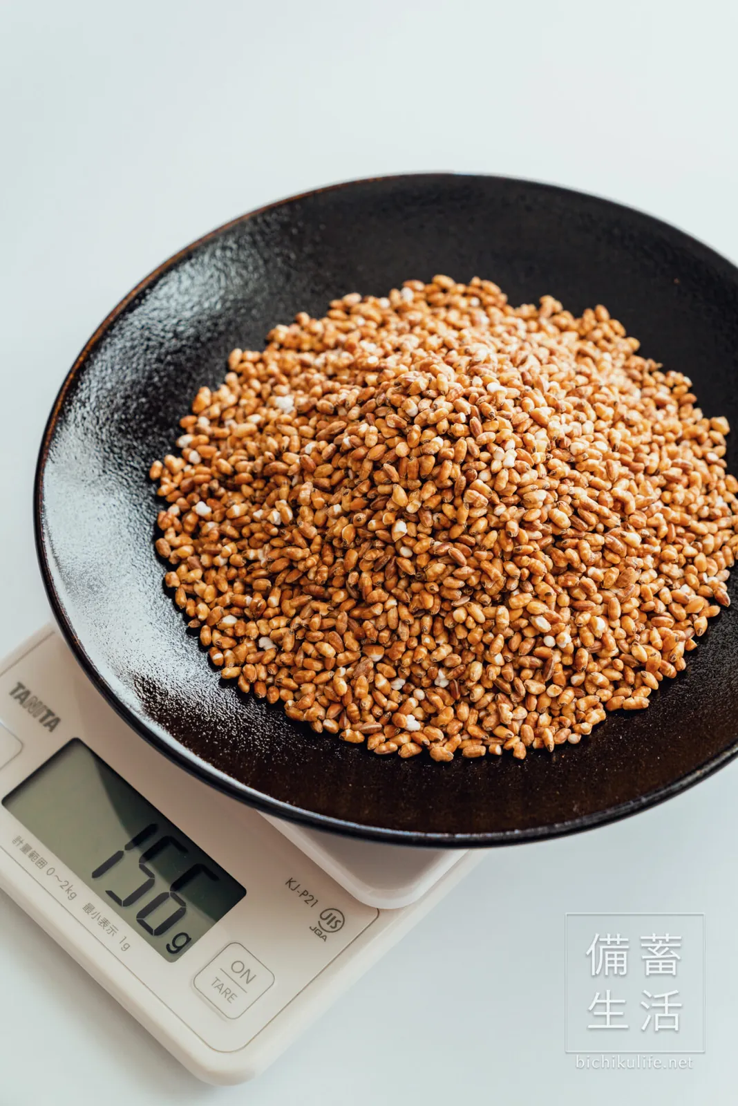 スケールで量った炒り玄米。156g