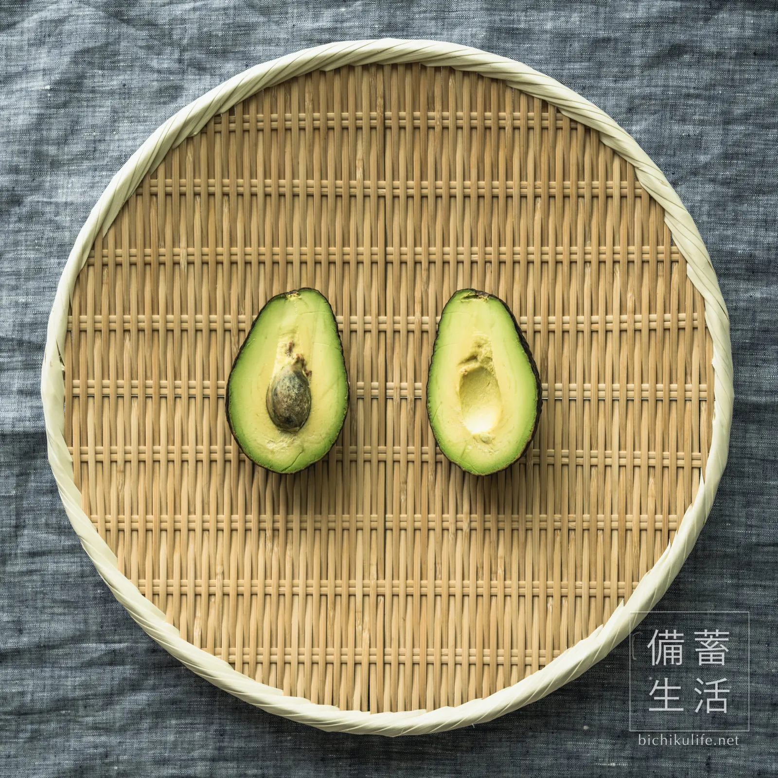 半分に切って種を取り、ざるにのせたアボカド