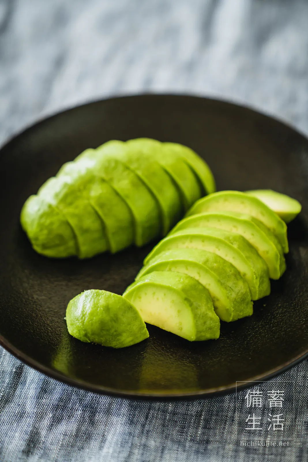 薄切りにして器に盛ったアボカドのぬか漬け