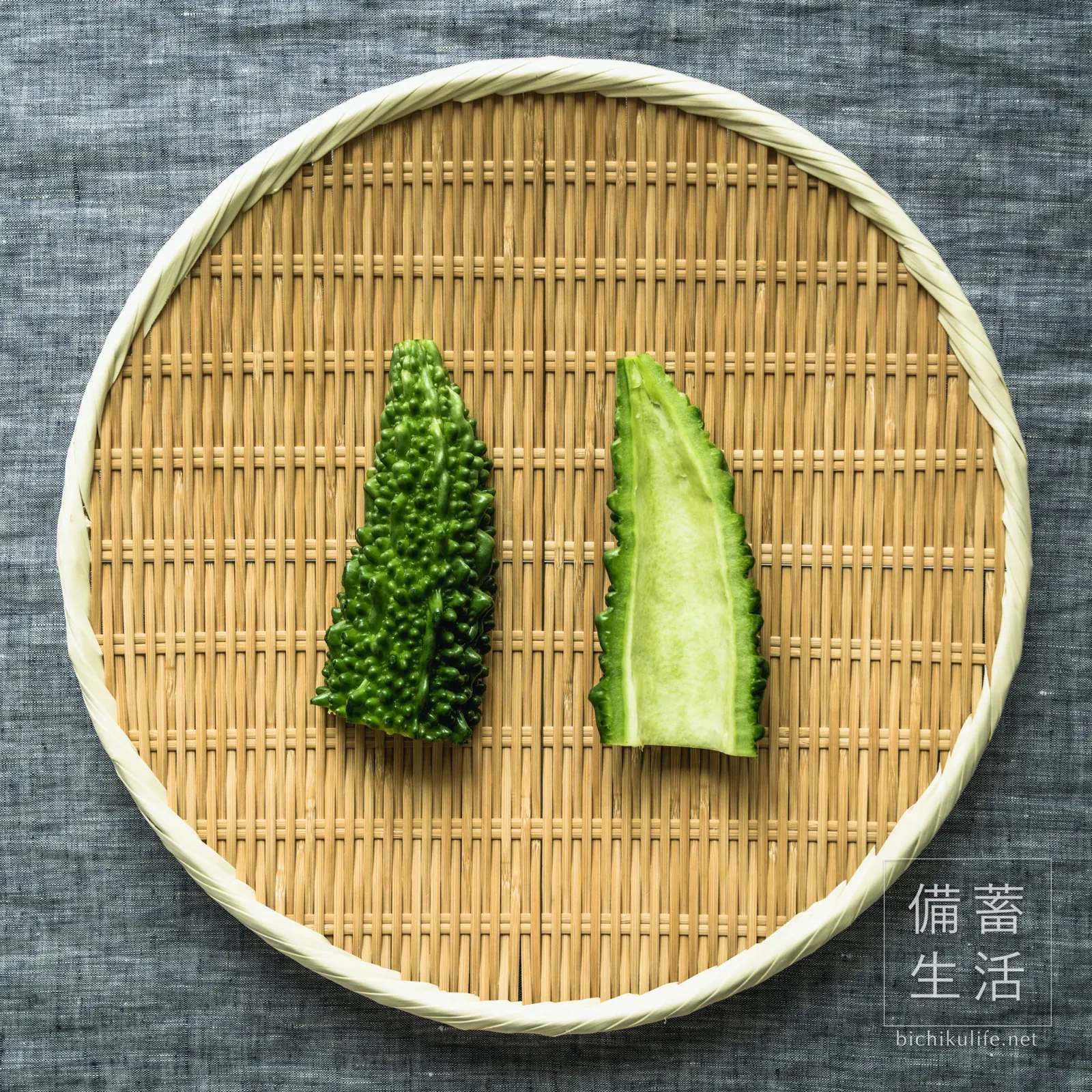 縦半分に切って種とワタを取ったゴーヤ