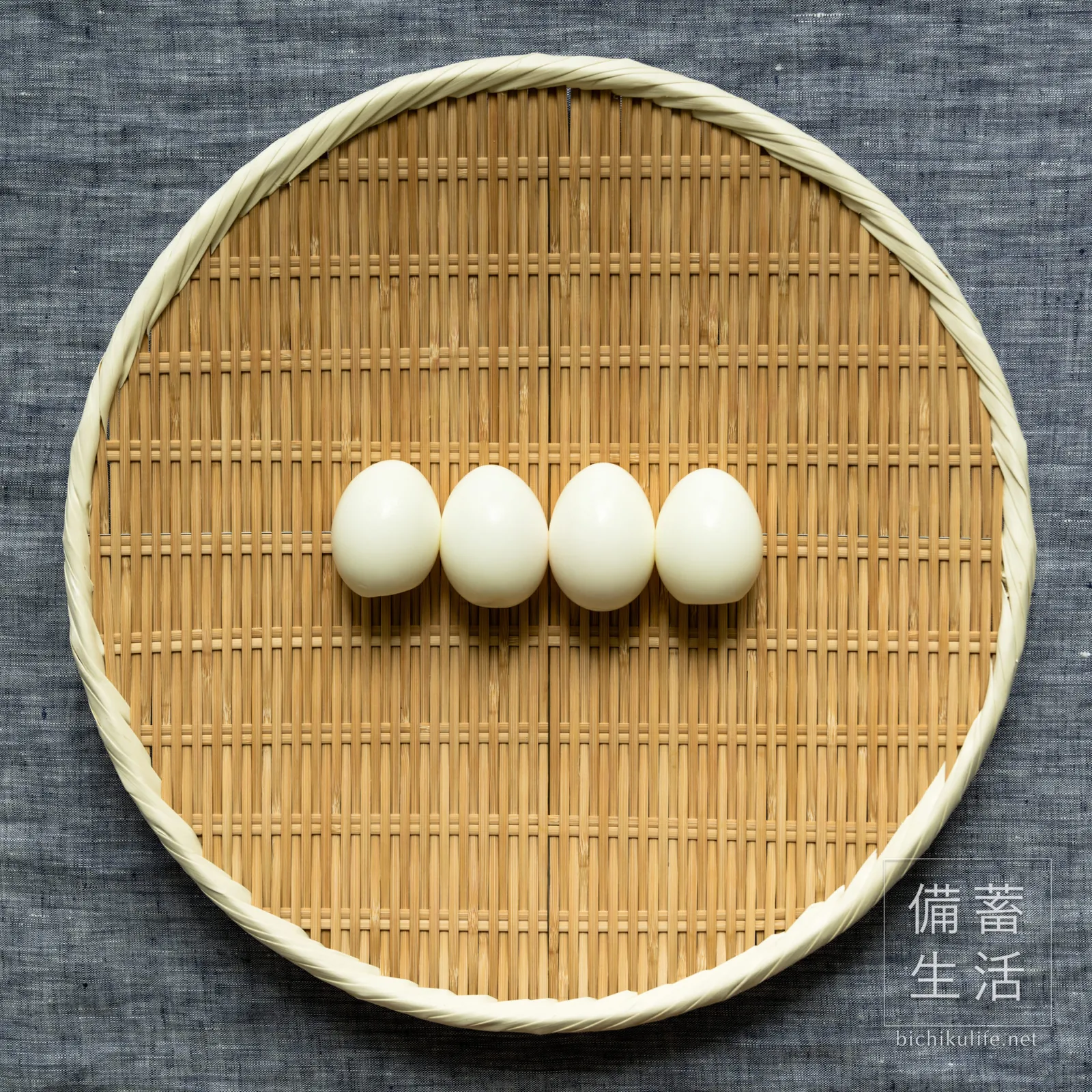 殻をむいて、ざるに並べたゆで卵