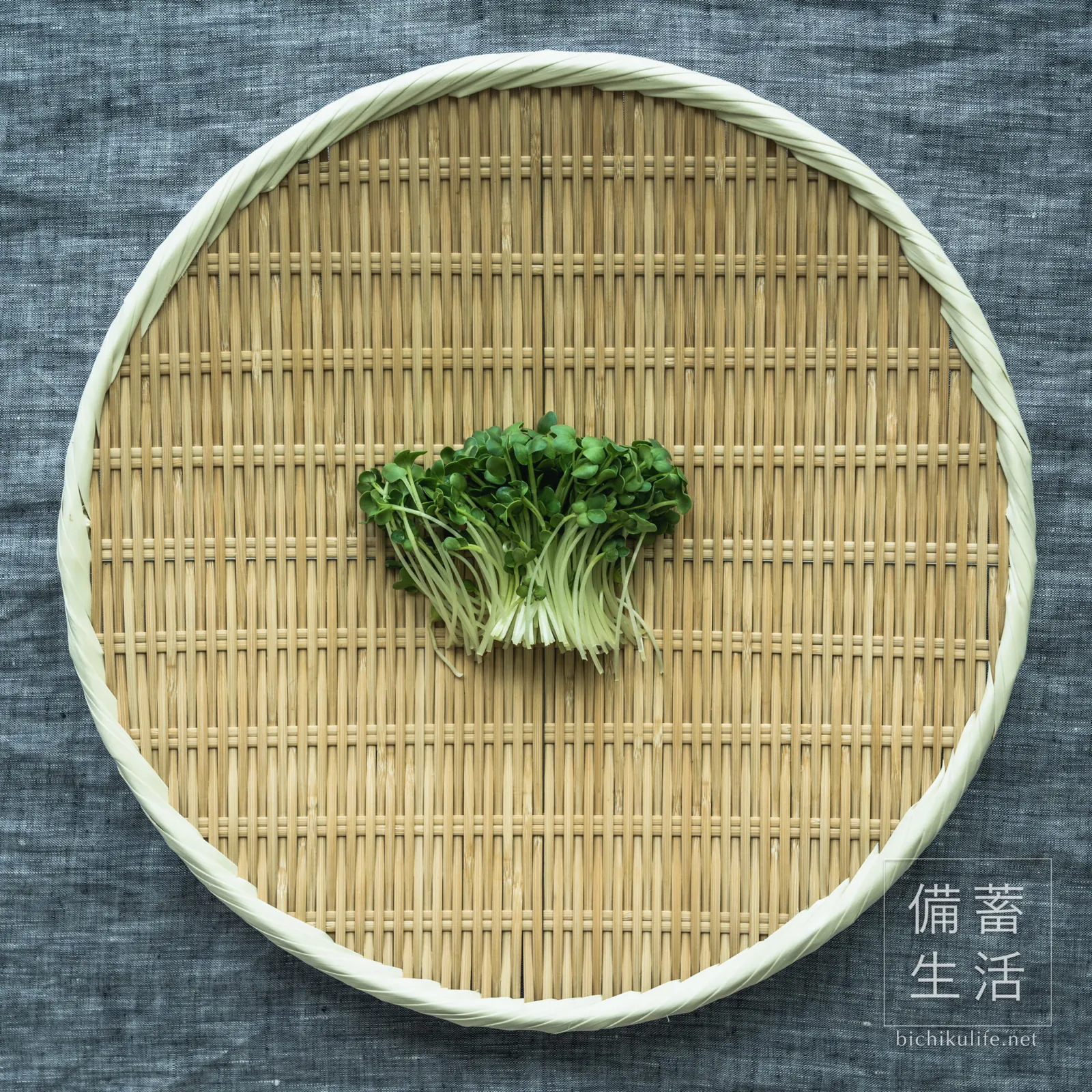根を切り落としてざるにのせたかいわれ大根