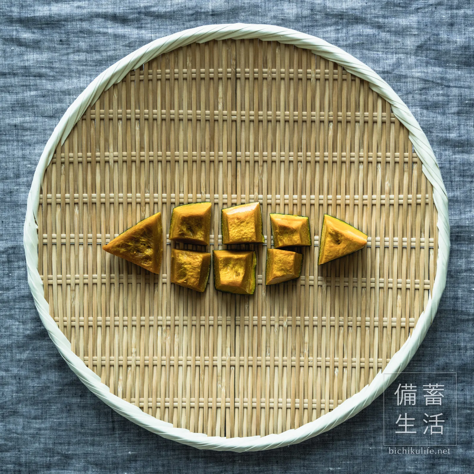 食べやすく切って加熱し、ざるに並べたかぼちゃ