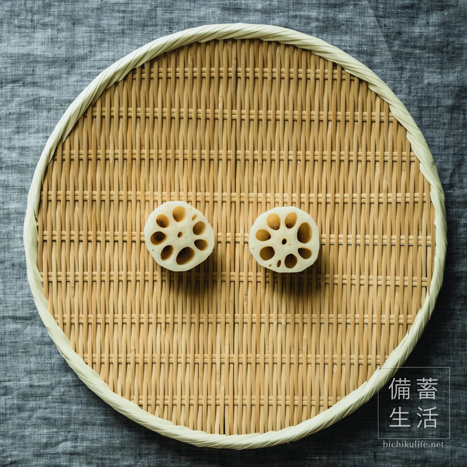 皮をむいて輪切りにし、ゆでてざるにのせたれんこん