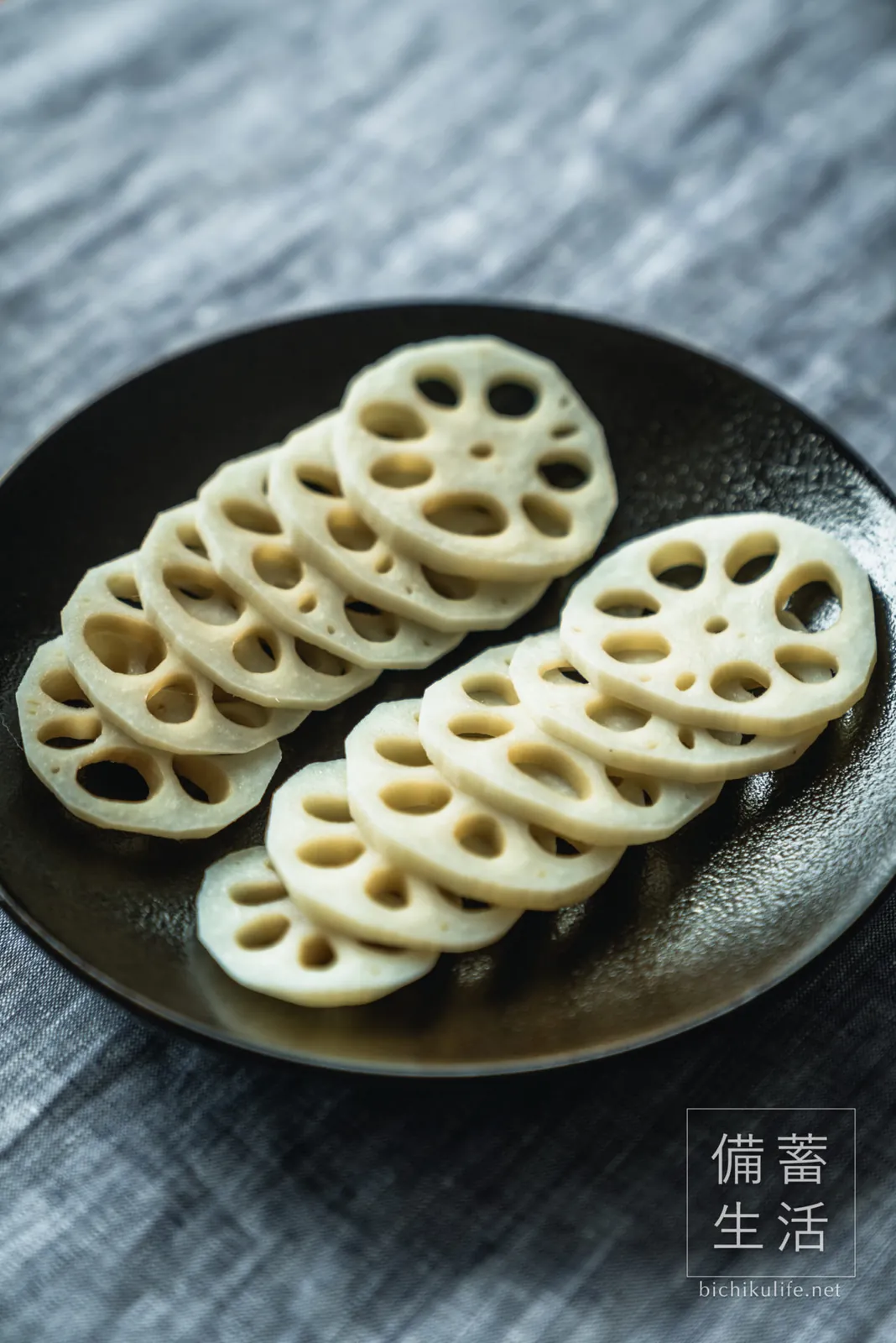薄切りにして器に盛ったれんこんのぬか漬け