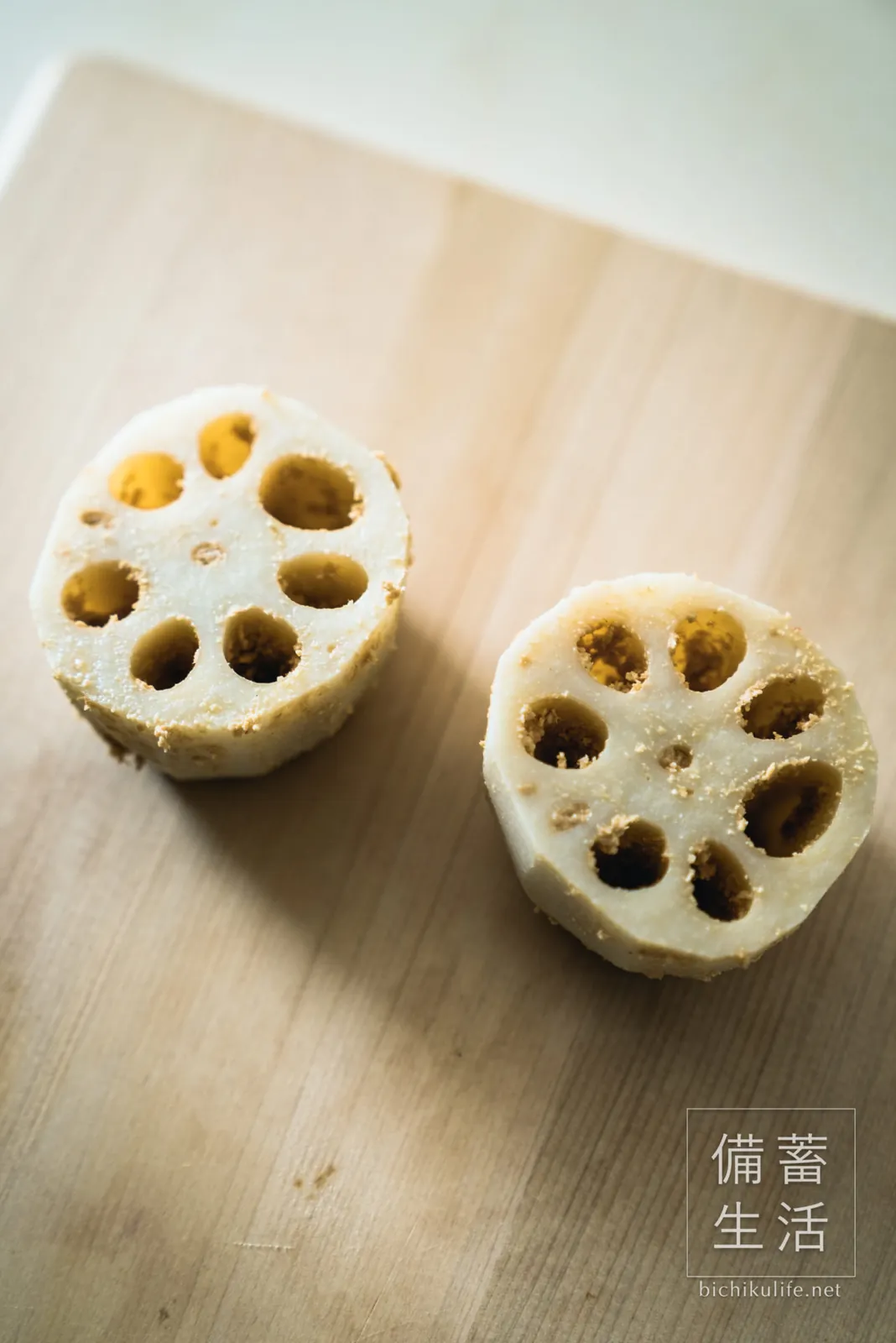 ぬか床から取り出した、穴にぬかが詰まったれんこん