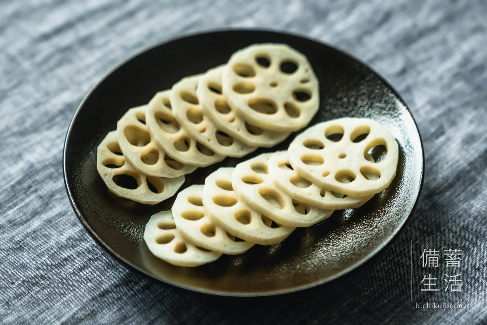 薄切りにして器に盛ったれんこんのぬか漬け