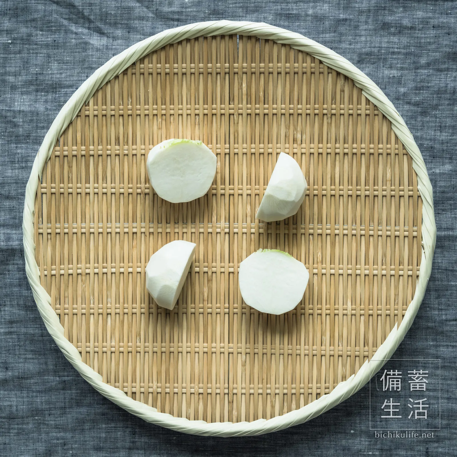 皮をむいて半分に切ったかぶ