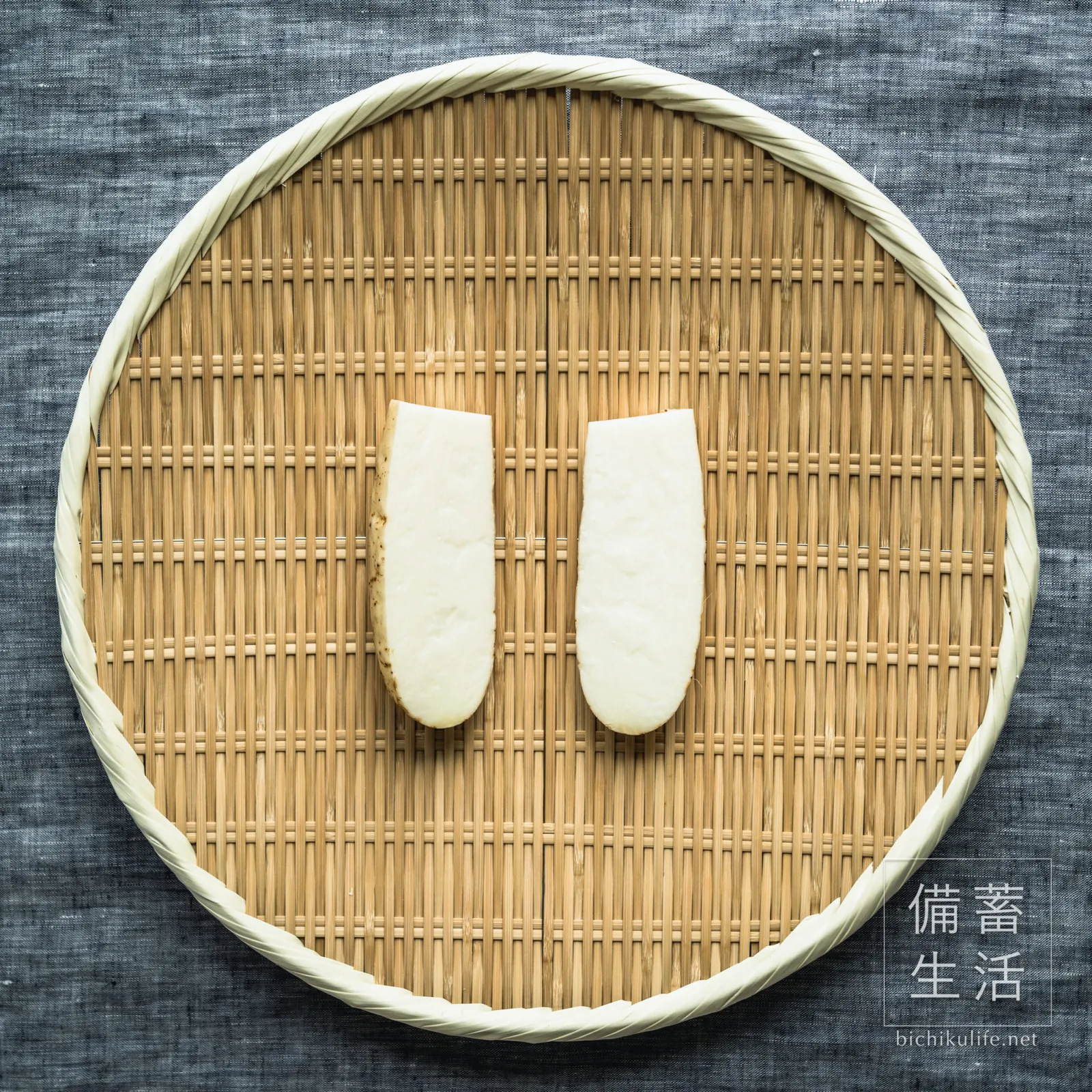 縦半分に切ってざるに並べた長芋