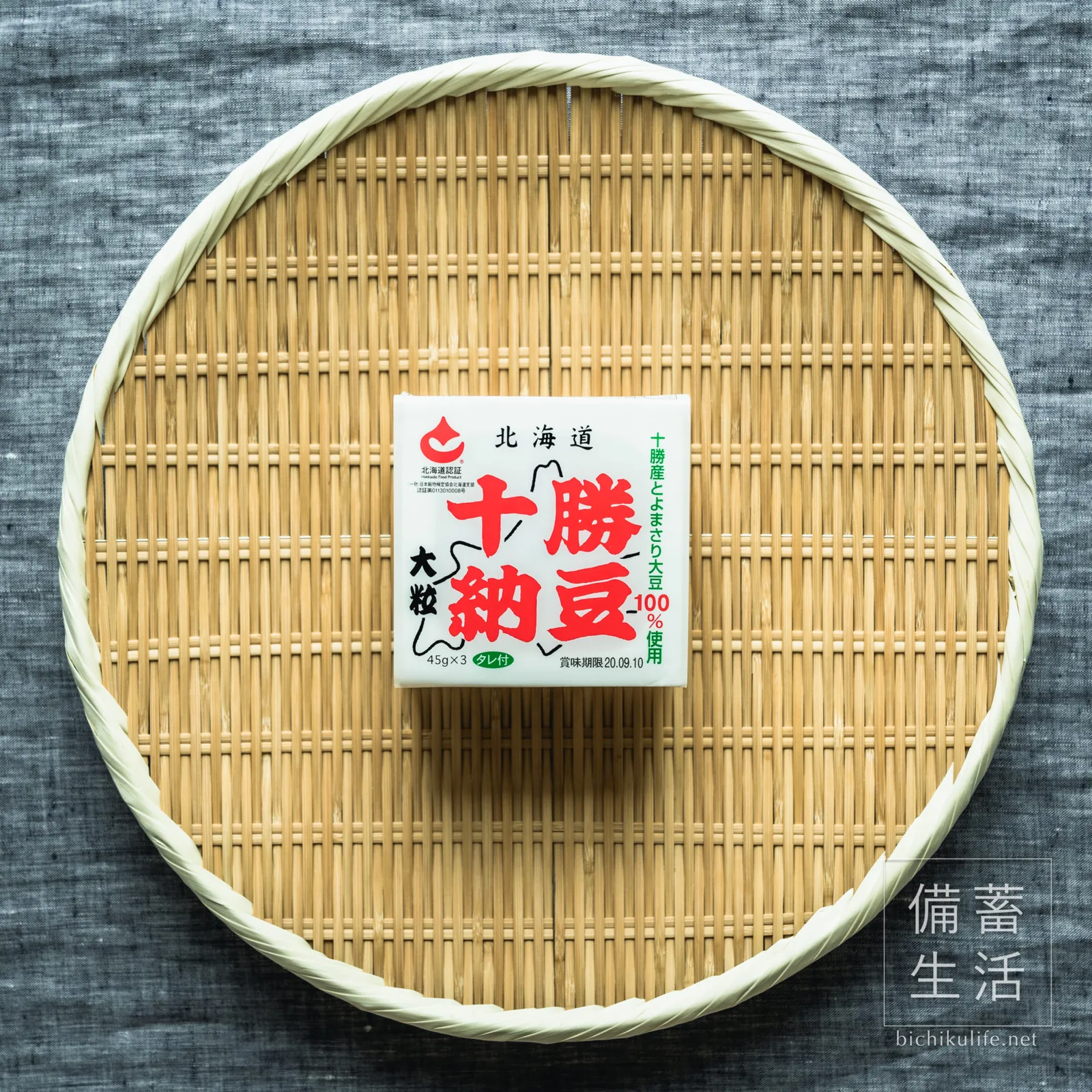 ざるにのせた納豆のパッケージ