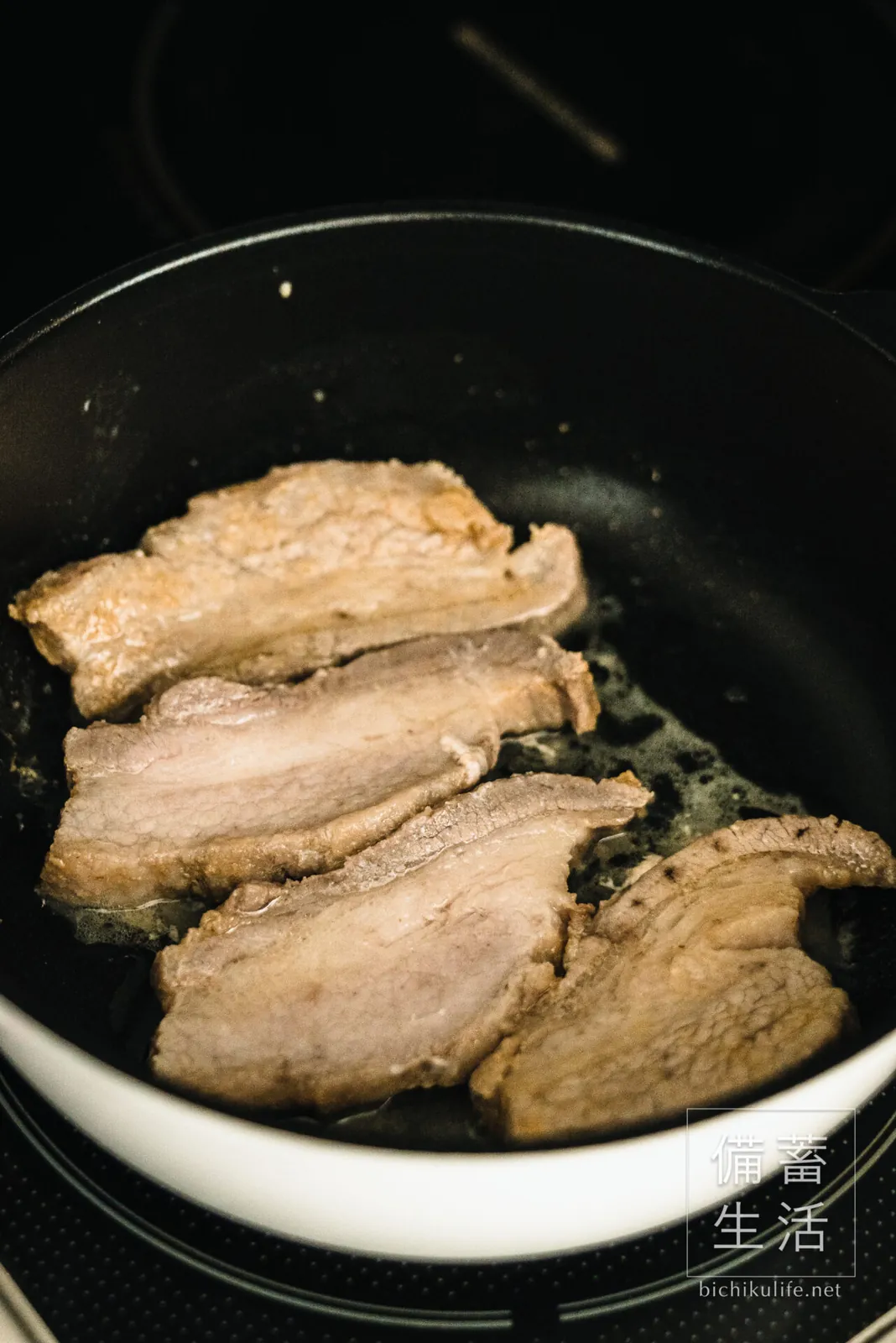 フライパンで焼き上がった豚バラ肉のぬか漬け