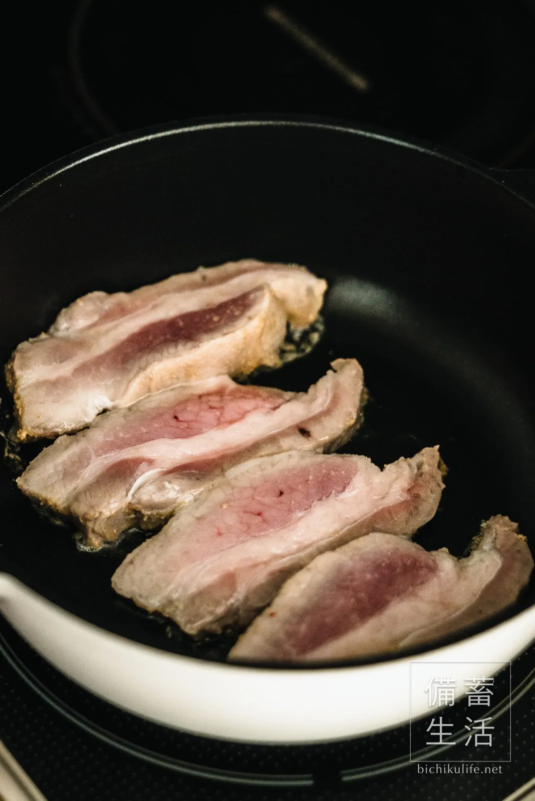 フライパンで焼きはじめた豚バラ肉のぬか漬け