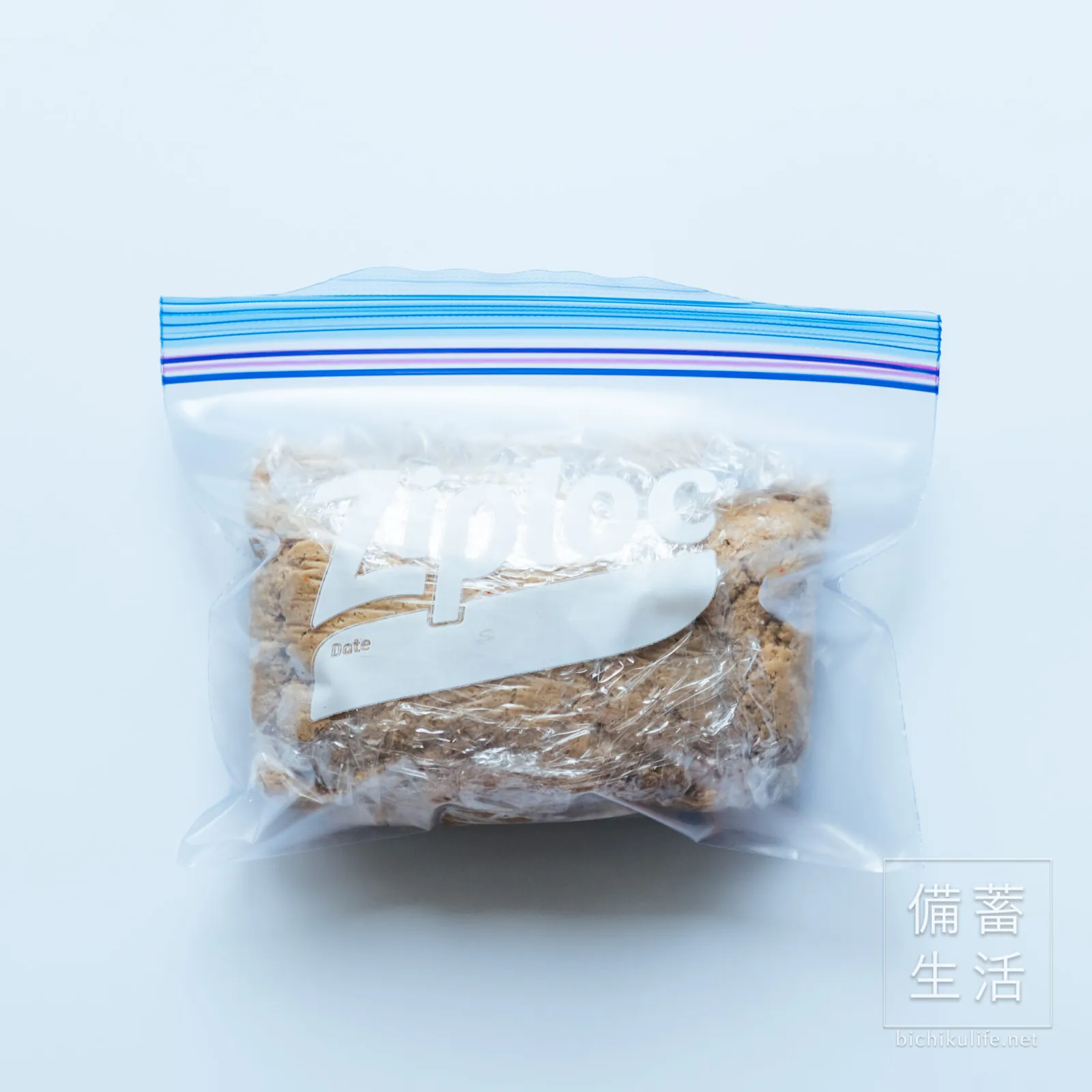ラップで包んでから、さらに保存袋に入れた豚バラ肉