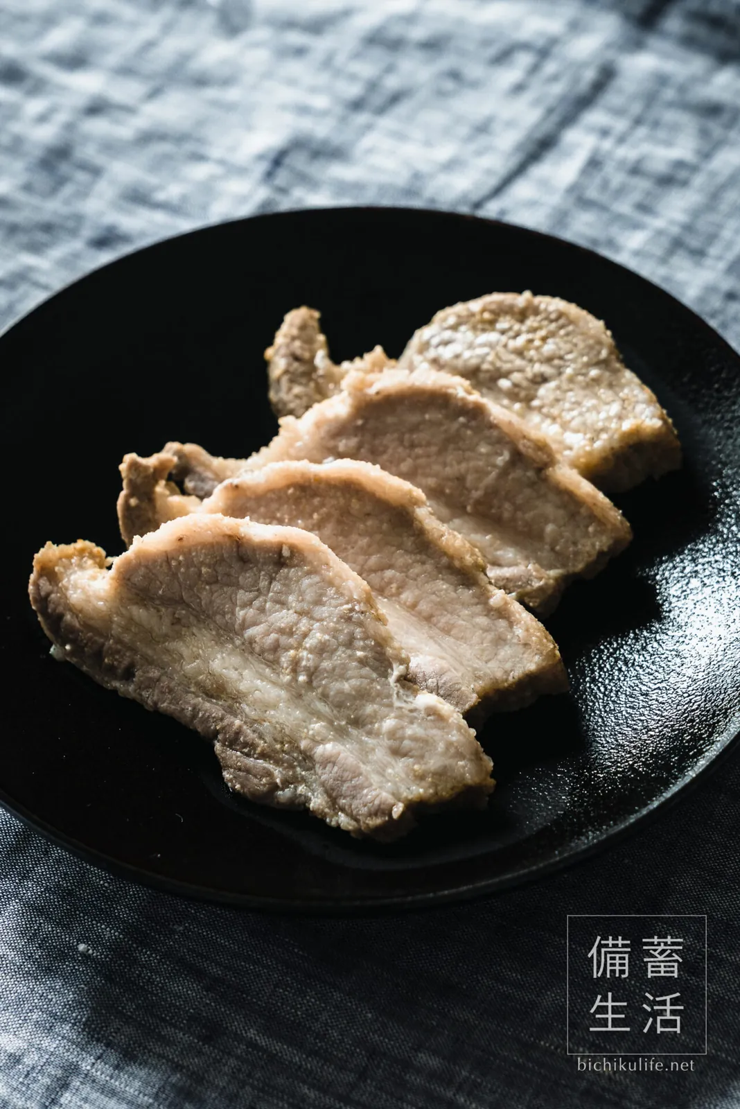 焼いて器に盛った豚バラ肉のぬか漬け