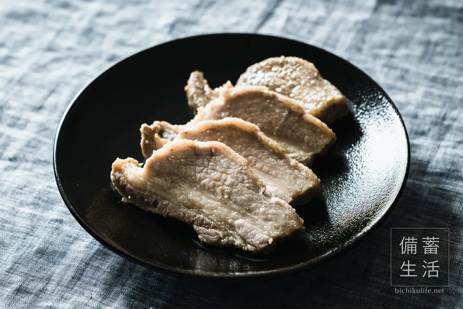 器に盛った豚バラ肉のぬか漬け焼き