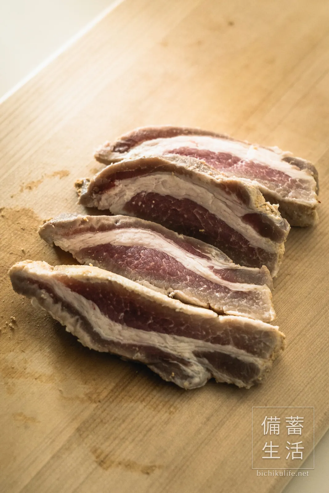 ぬかをぬぐって1cmほどに切った豚バラ肉