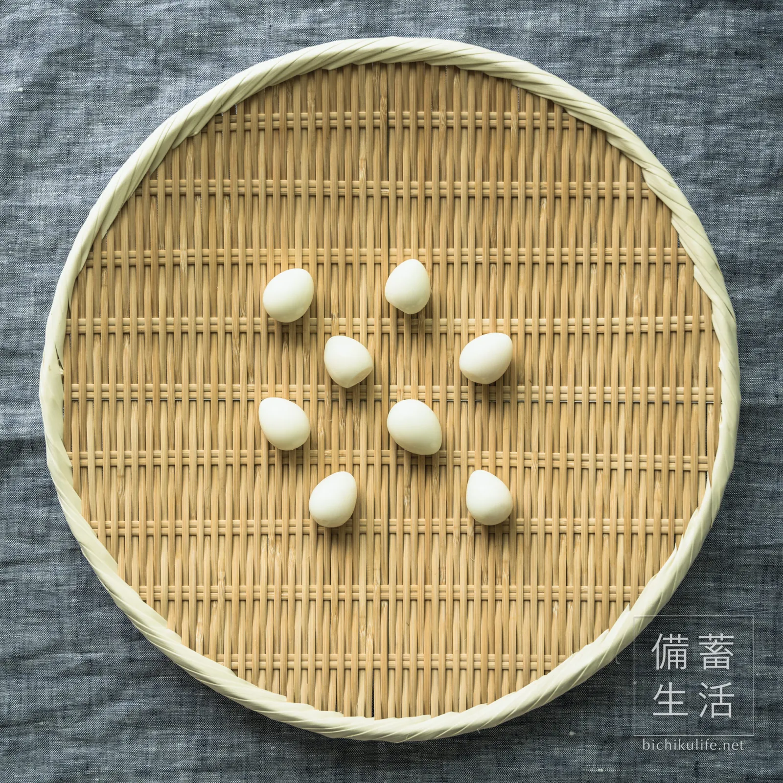 殻をむいて、ざるに並べたうずらの卵