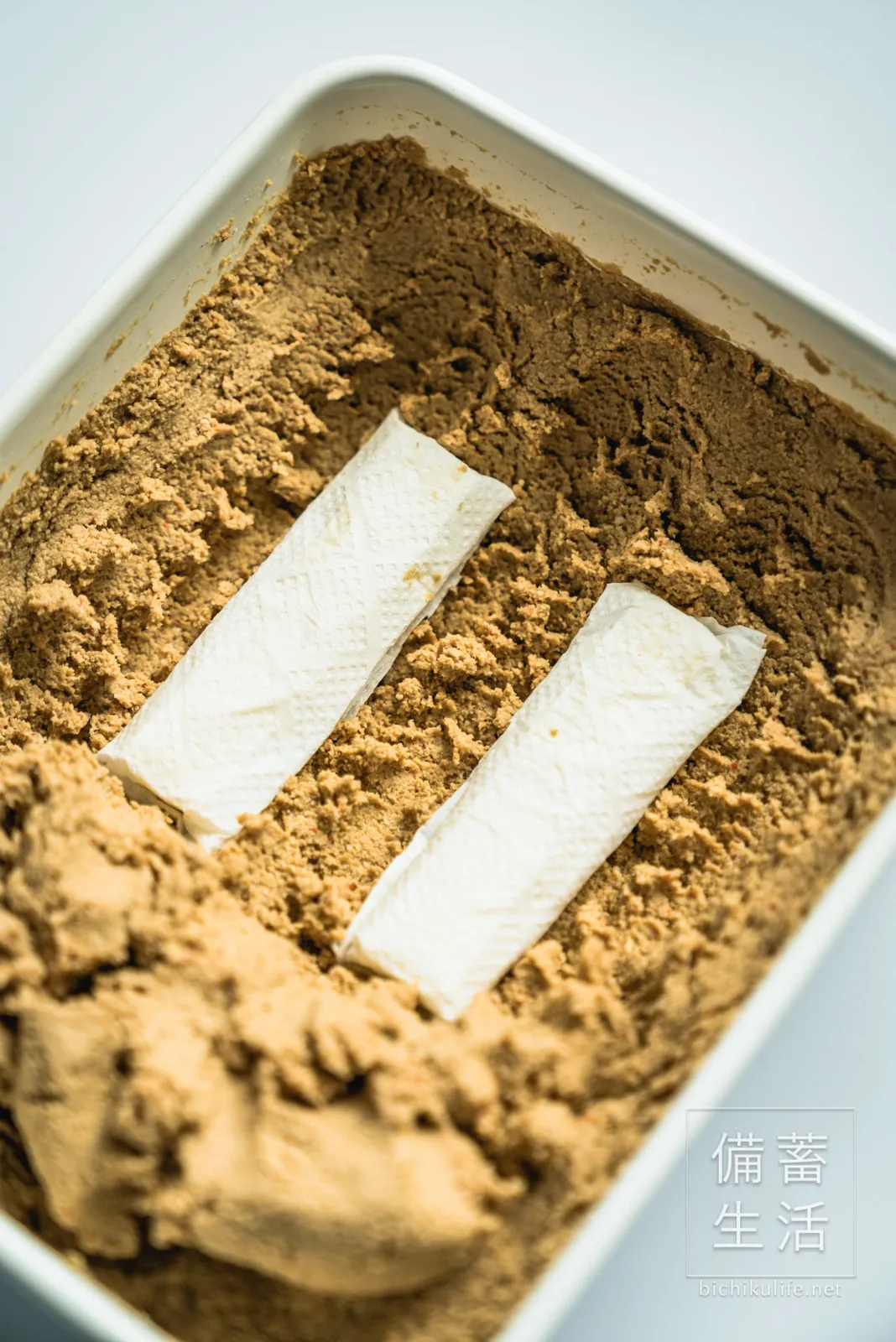 キッチンペーパーに包んで、ぬかに入れたさけるチーズ