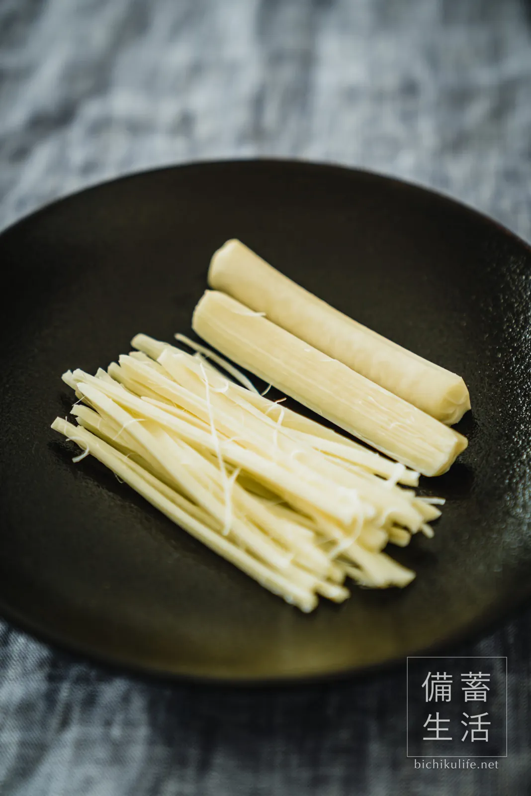 裂いて器に盛ったさけるチーズのぬか漬け