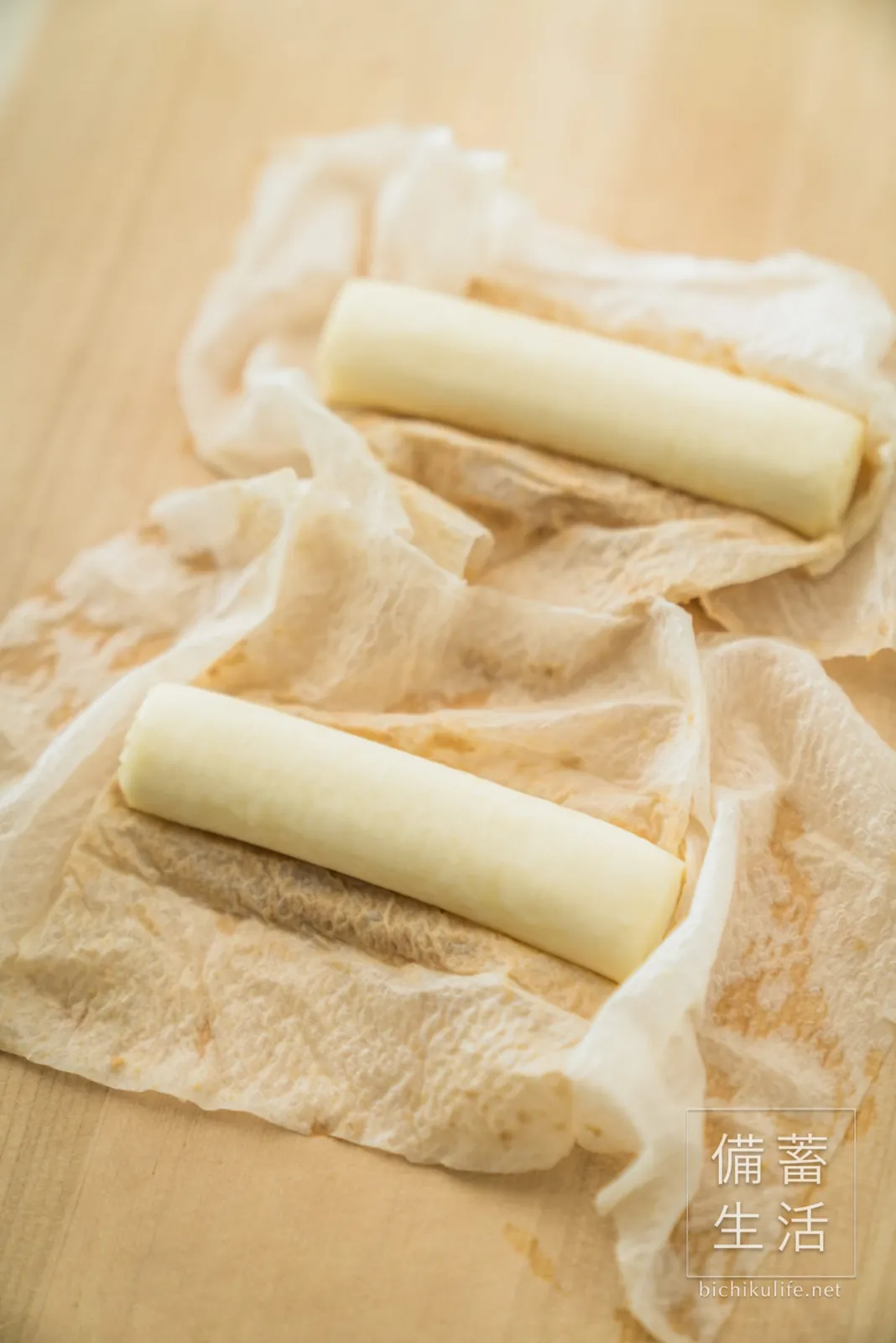 ぬかから取り出し、キッチンペーパーを開いたさけるチーズ
